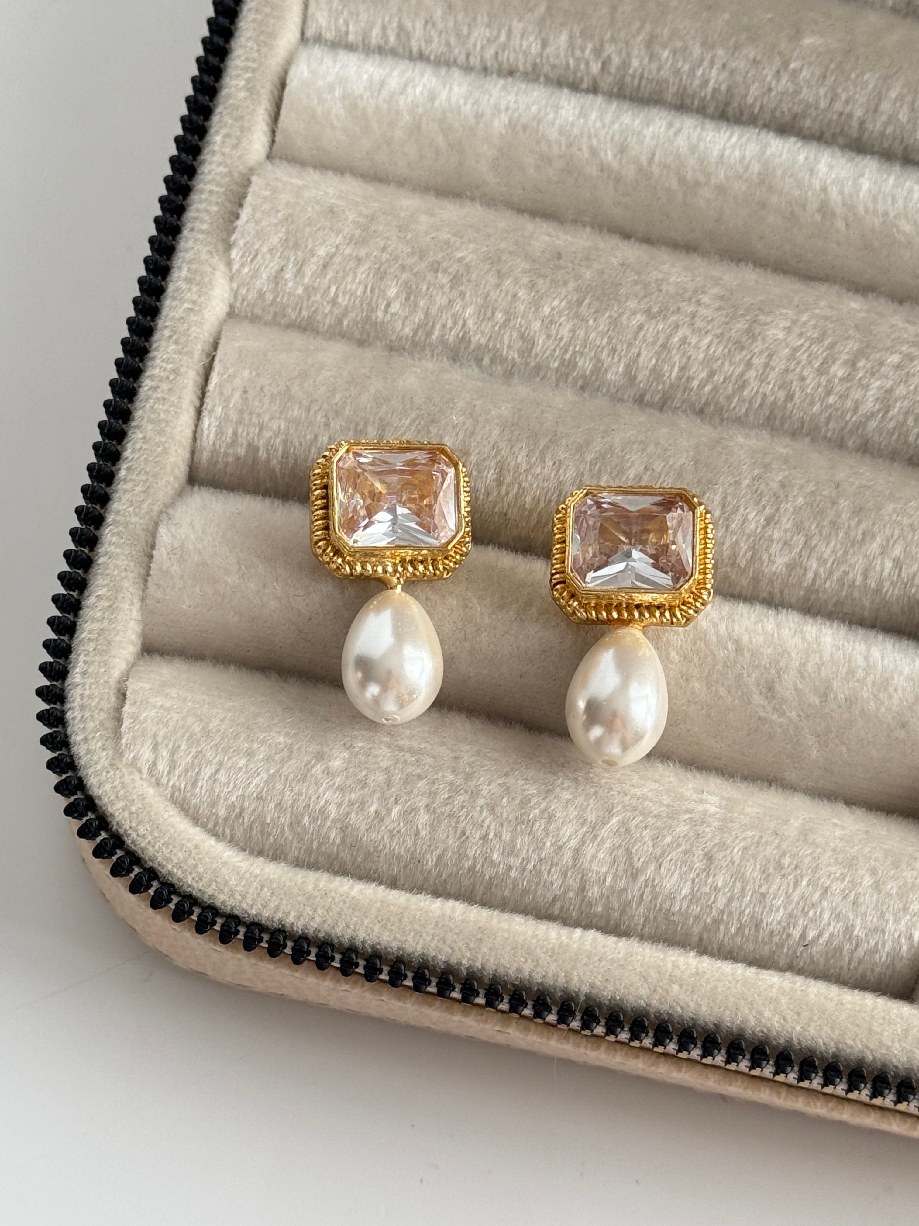 İNCİ DETAYLI BEYAZ TAŞLI ALTIN KAPLAMA KÜPE