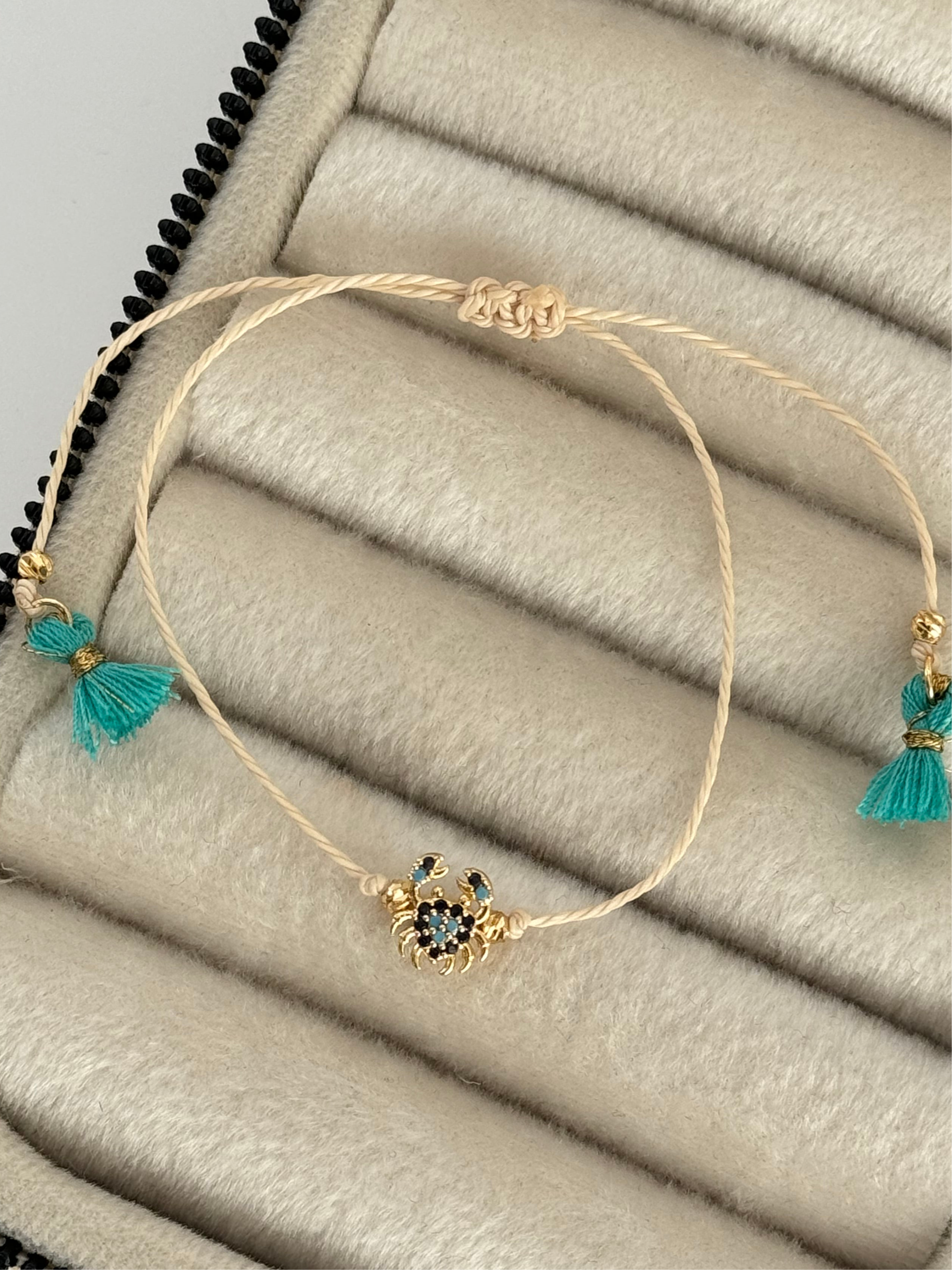 YENGEÇ DETAYLI KREM İPLİ BİLEKLİK