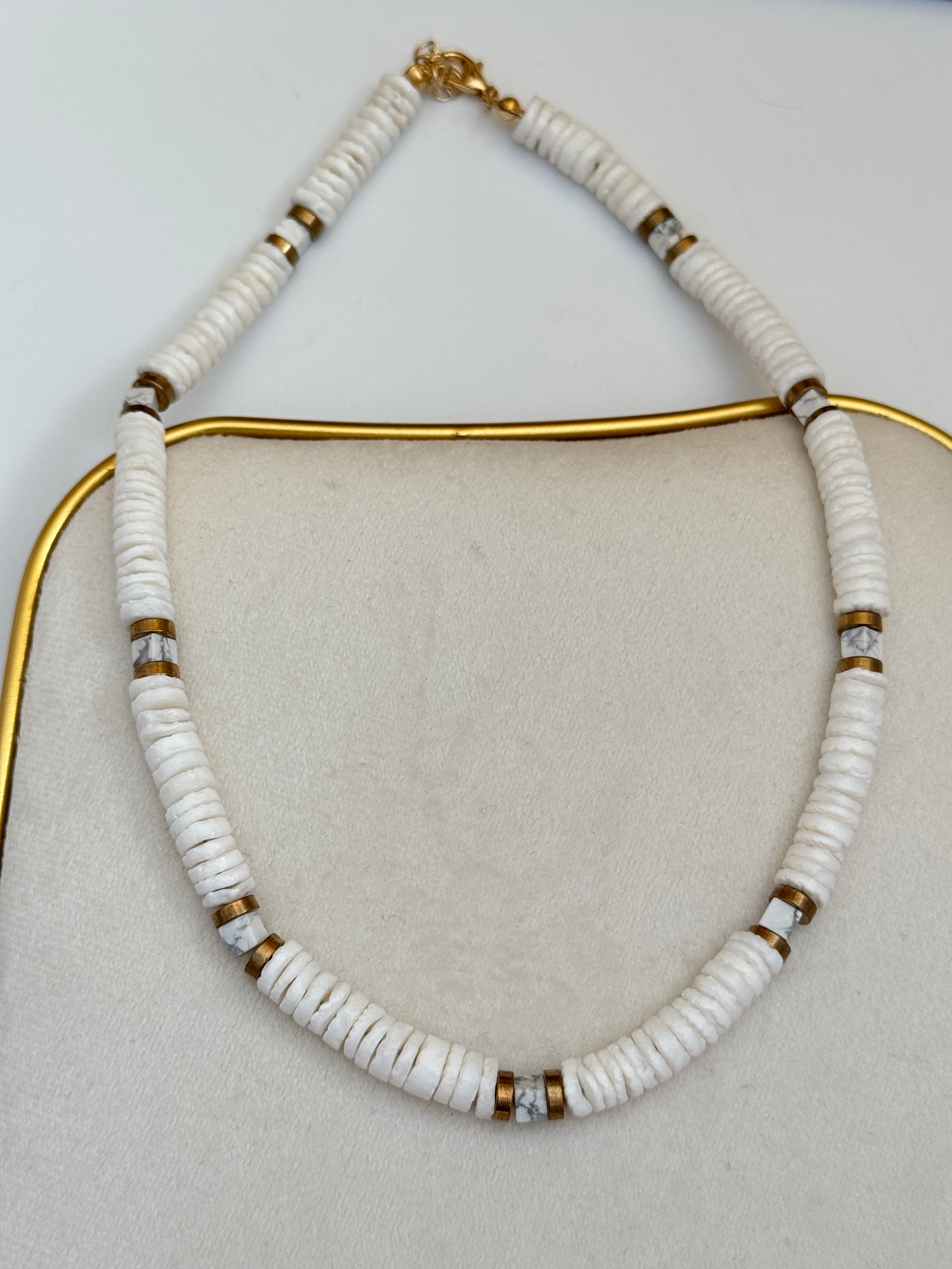 NİVA DOĞAL TAŞ DETAYLI GERÇEK SEDEF TAŞLI ALTIN KAPLAMA DETAYLI KOLYE