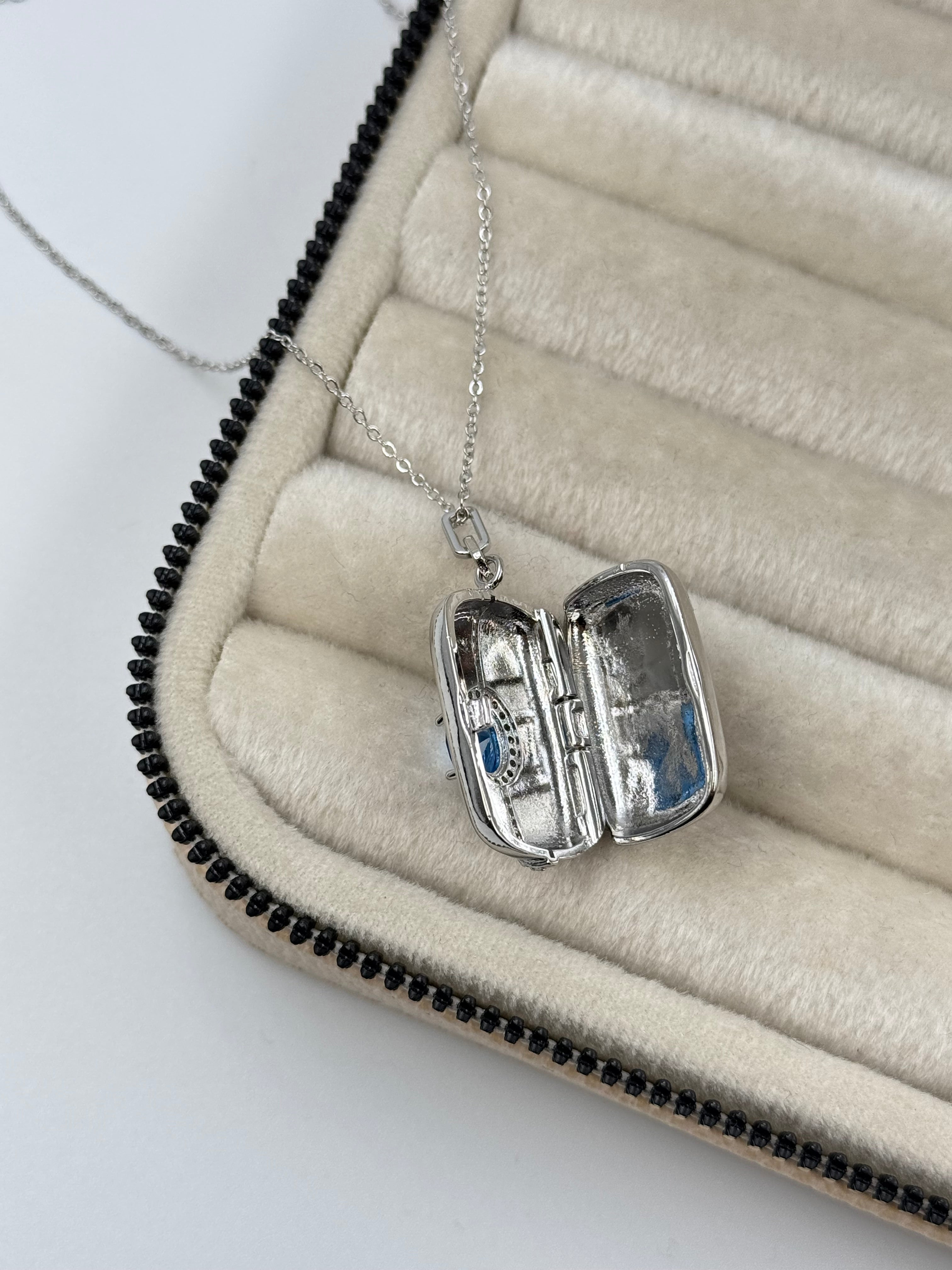 İTHAL KAPAKLI AÇILABİLİR RESİMLİKLİ MAVİ TAŞLI UZUN SİLVER KOLYE