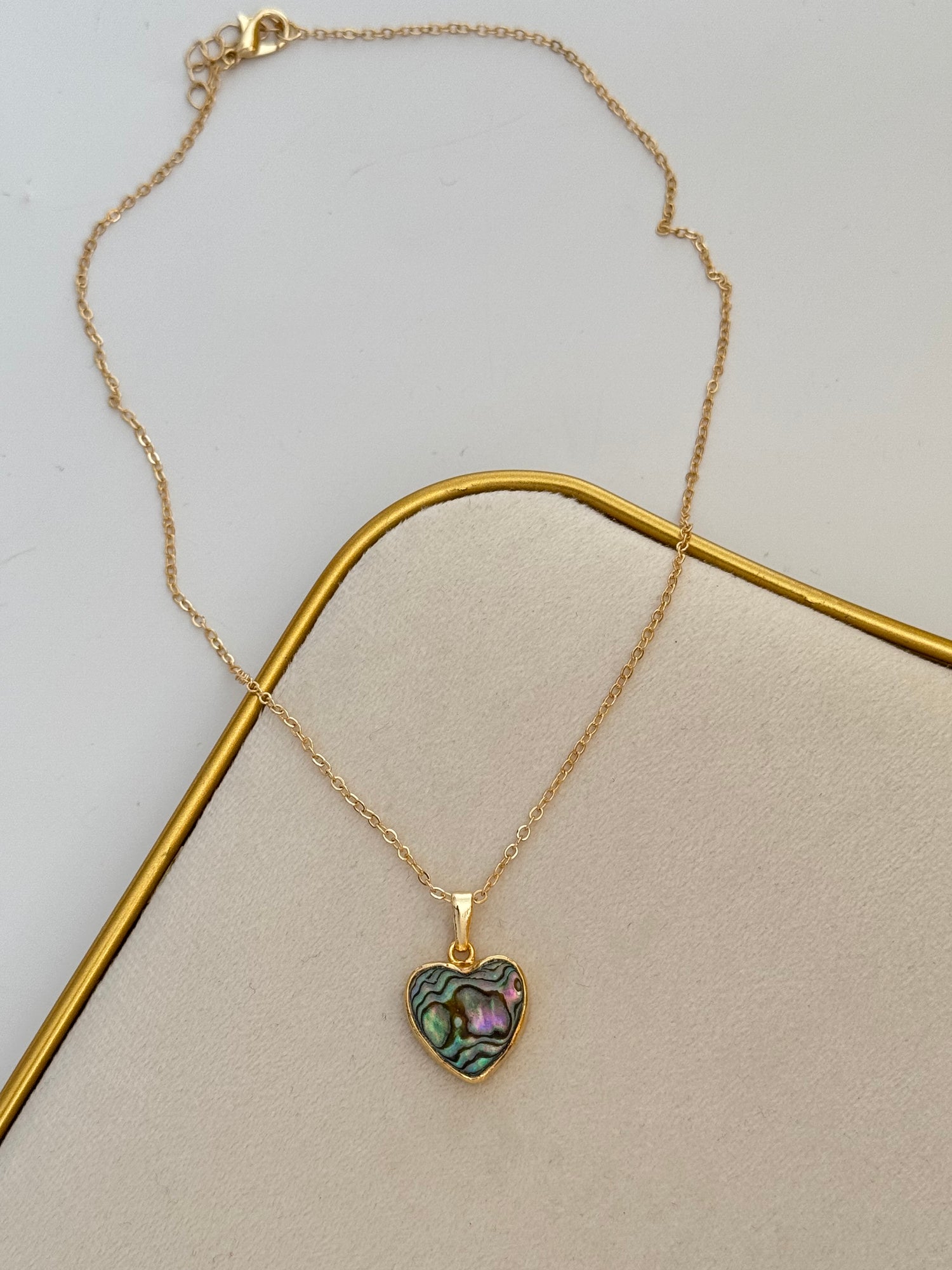 KALP DETAYLI DOĞAL TAŞLI ALTIN KAPLAMA KOLYE