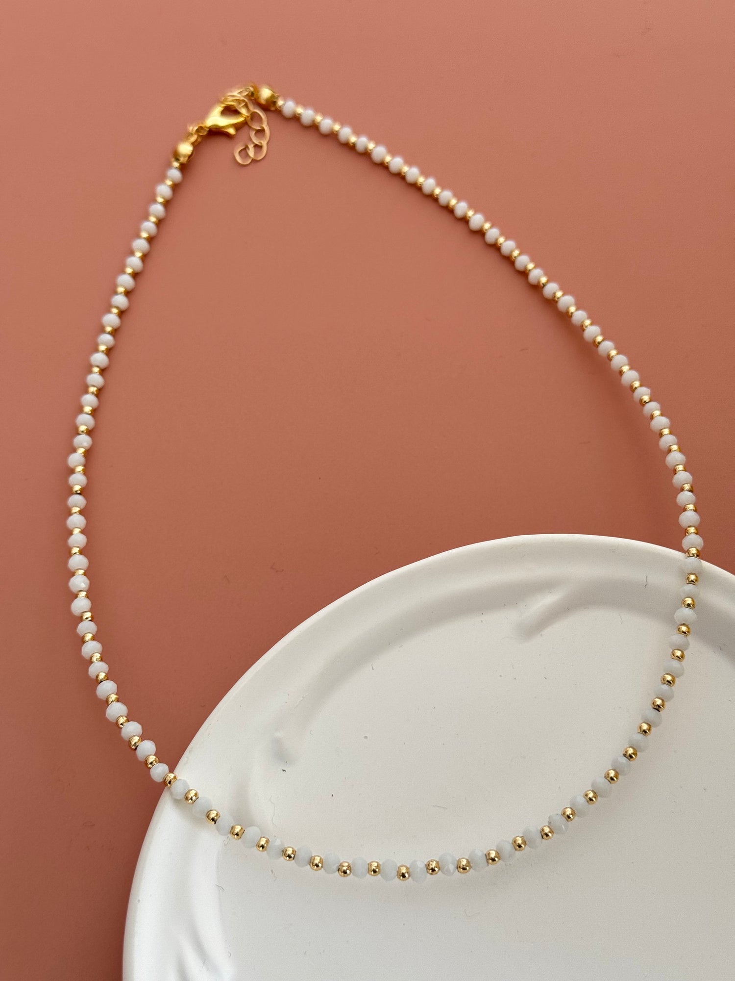 SOLEN ALTIN KAPLAMA DETAYLI BEYAZ BONCUK KOLYE