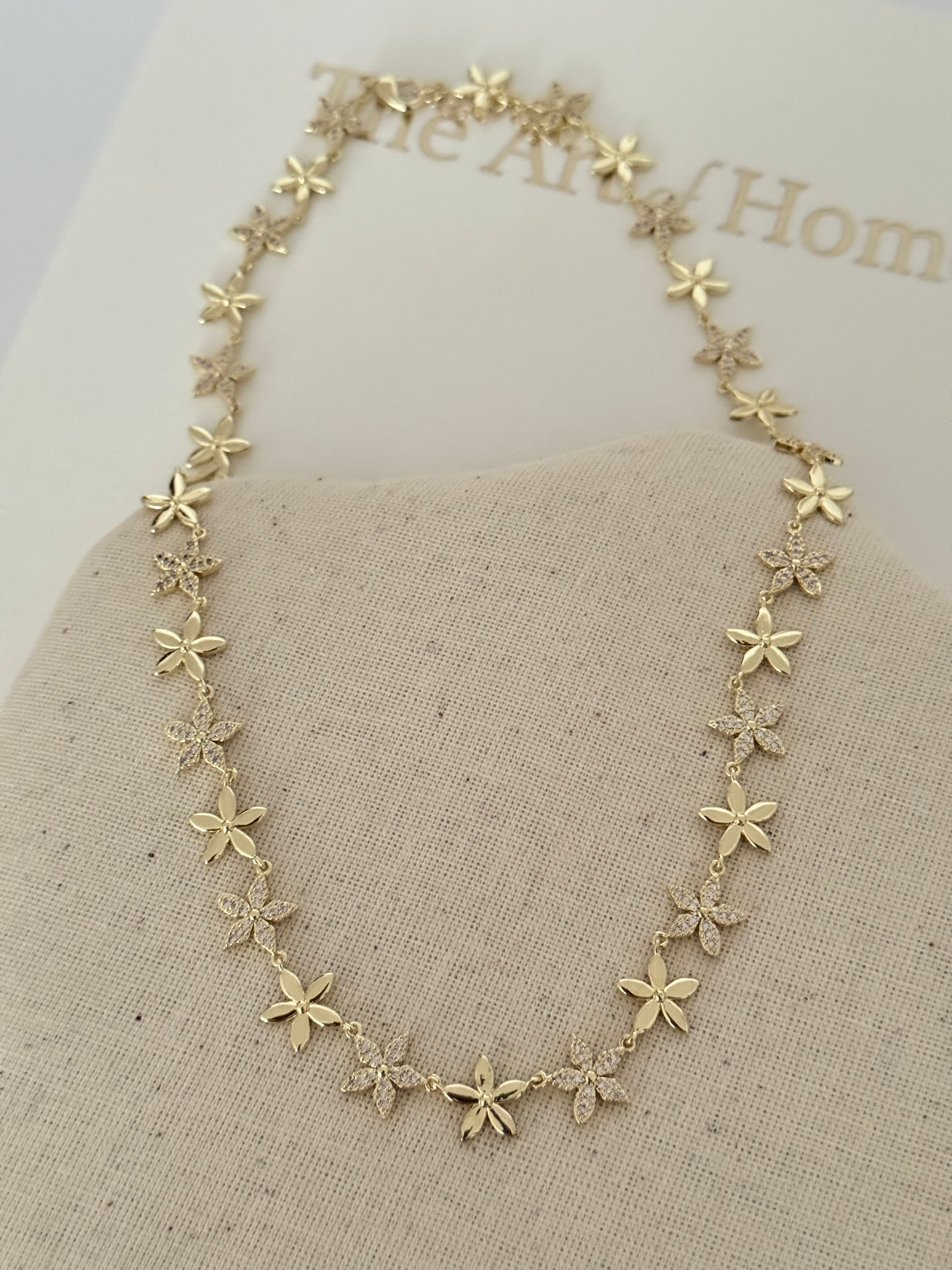 CLEMENCE ÇİÇEK DETAYLI GOLD KOLYE