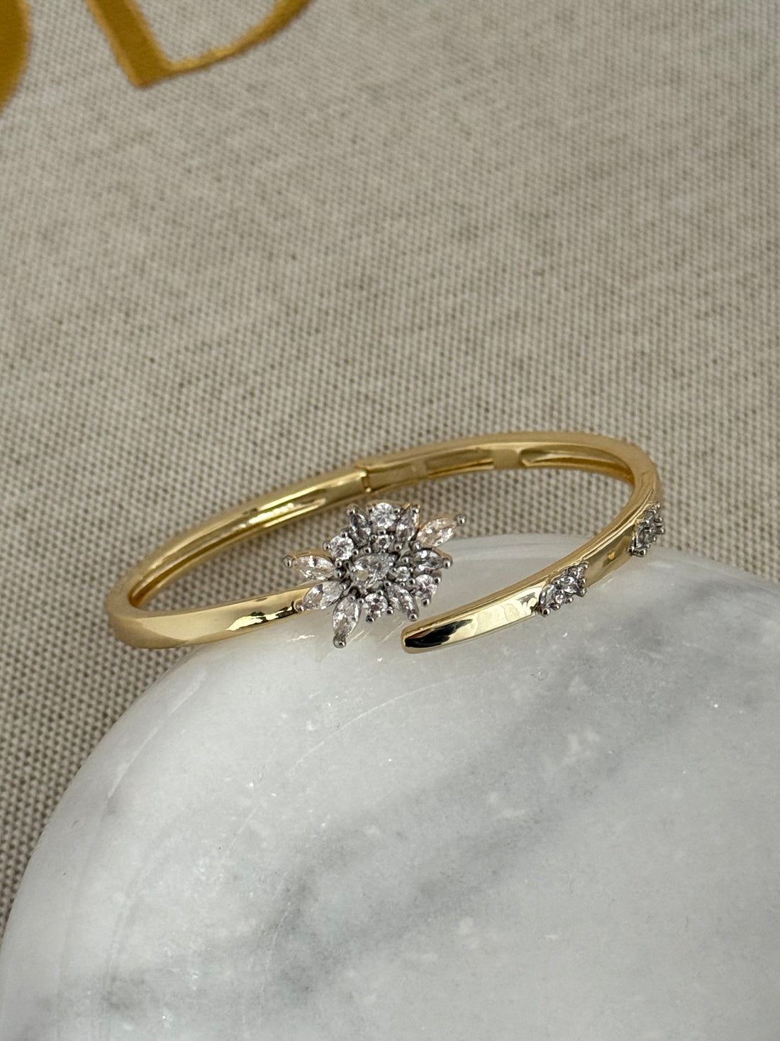 ELİNA TAŞ DETAYLI GOLD KELEPÇE BİLEZİK BİLEKLİK