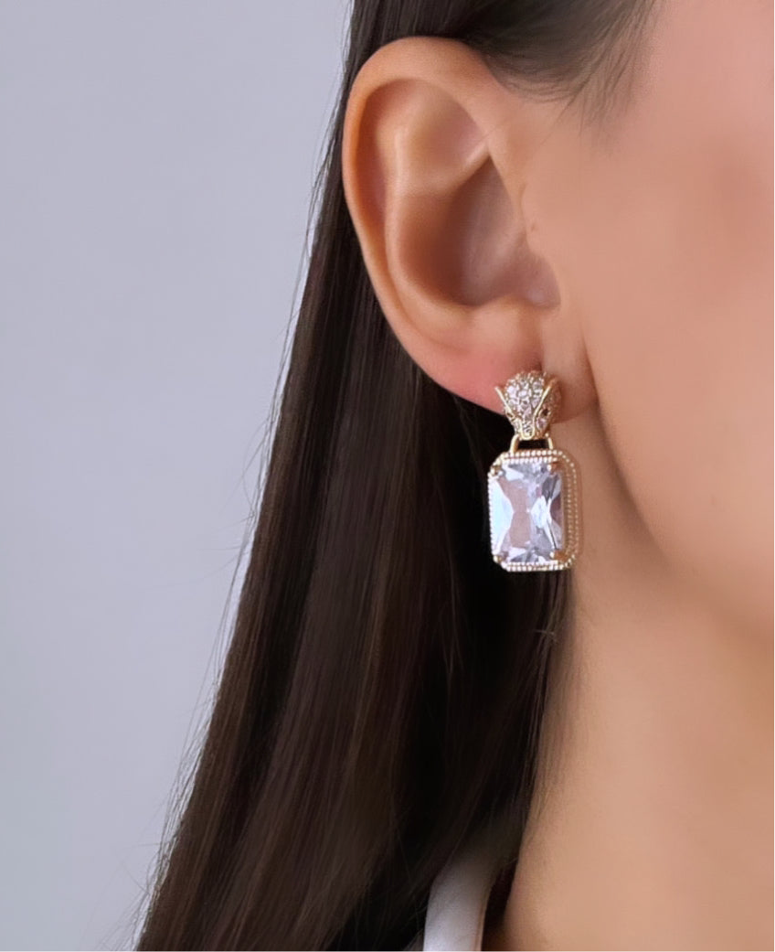 İTHAL KAPLAN DETAYLI BEYAZ TAŞLI GOLD KÜPE