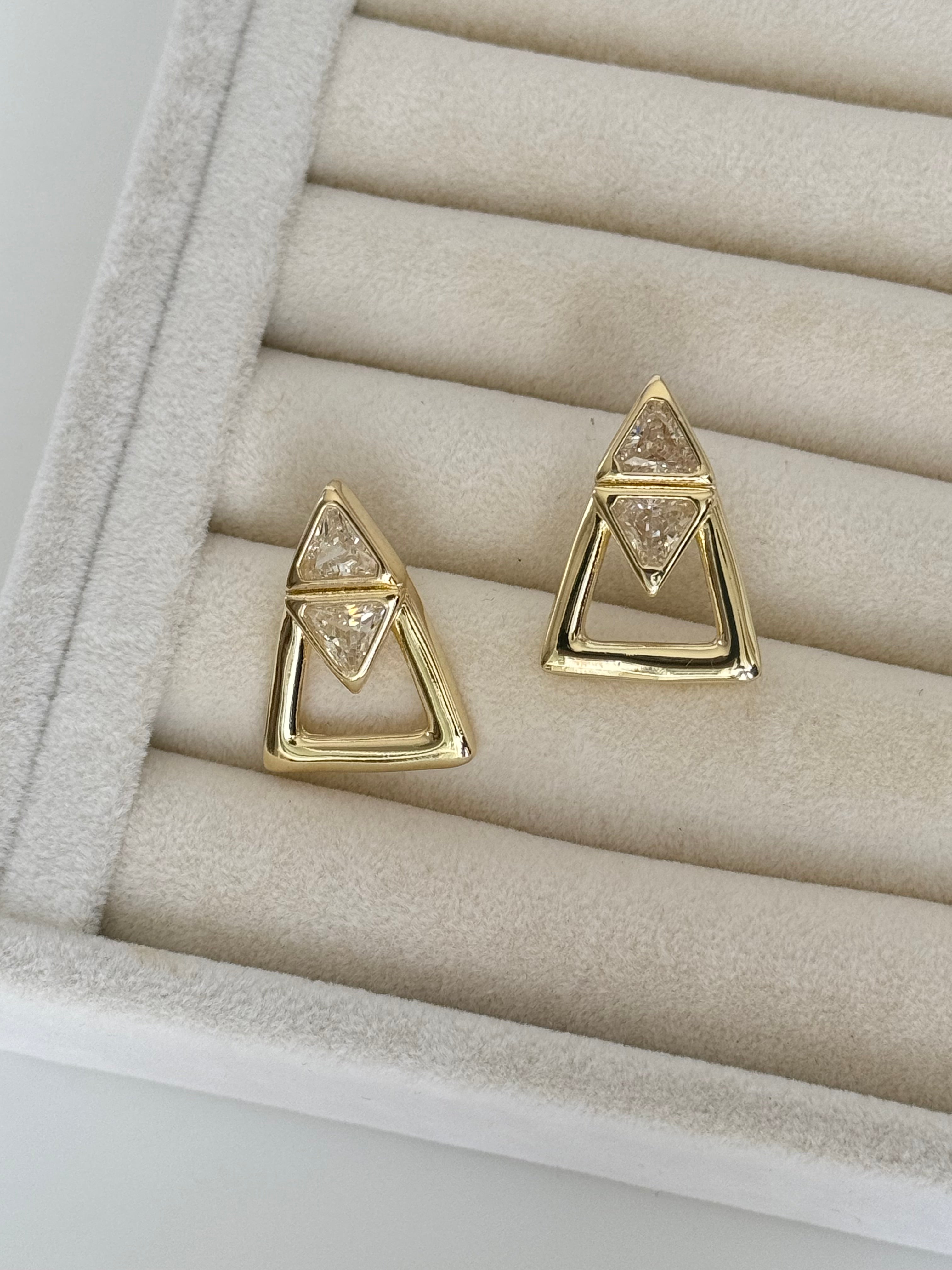 İTHAL ÜÇGEN DETAYLI GOLD KÜPE