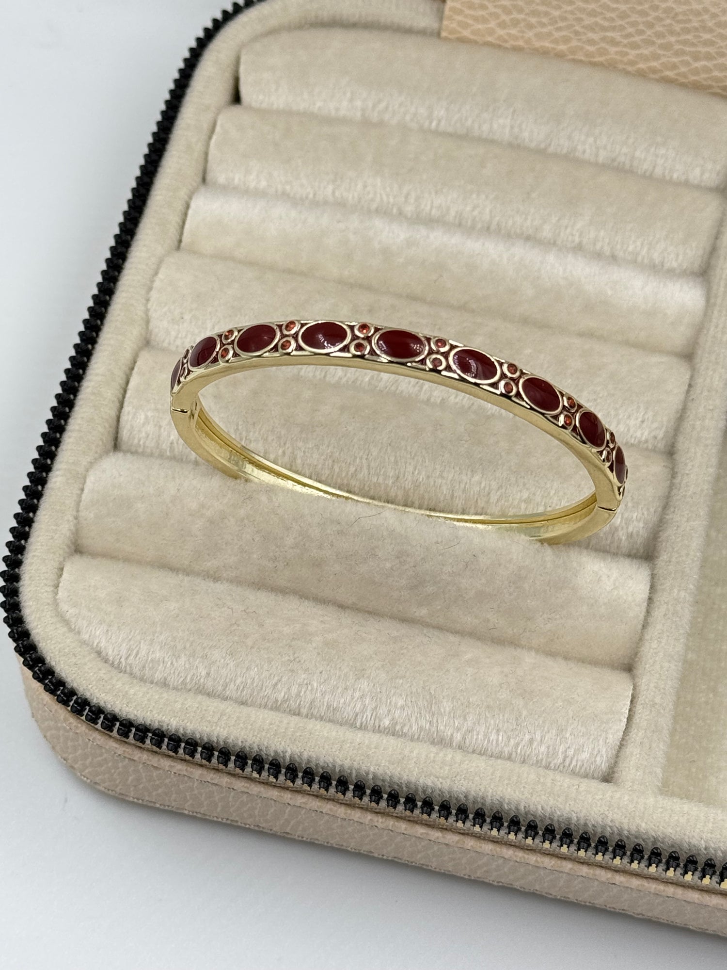 İTHAL BORDO MİNELİ TAŞ DETAYLI GOLD KELEPÇE BİLEZİK