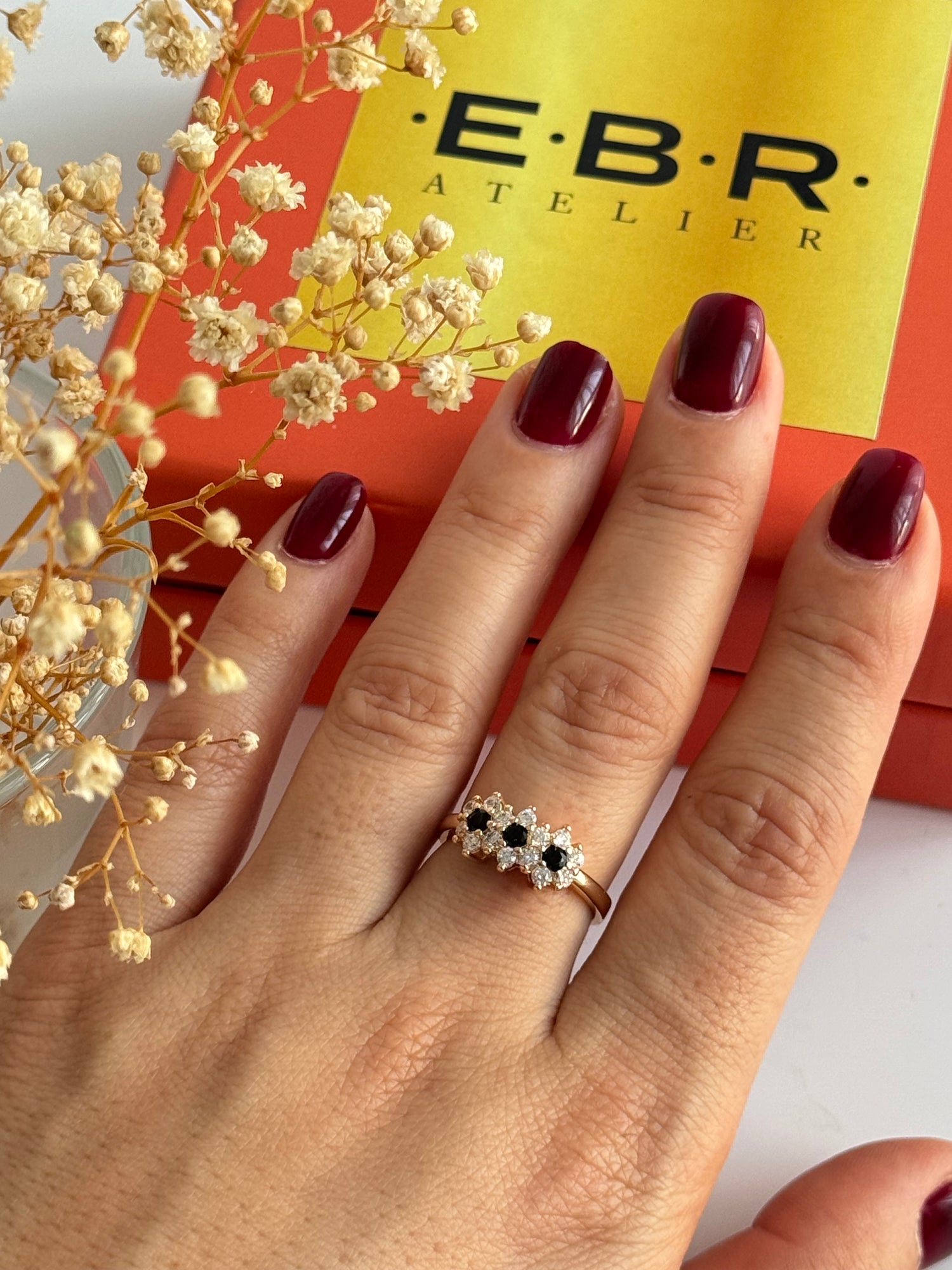 İTHAL SİYAH TAŞLI ÇİÇEKLİ GOLD AYARLANABİLİR YÜZÜK