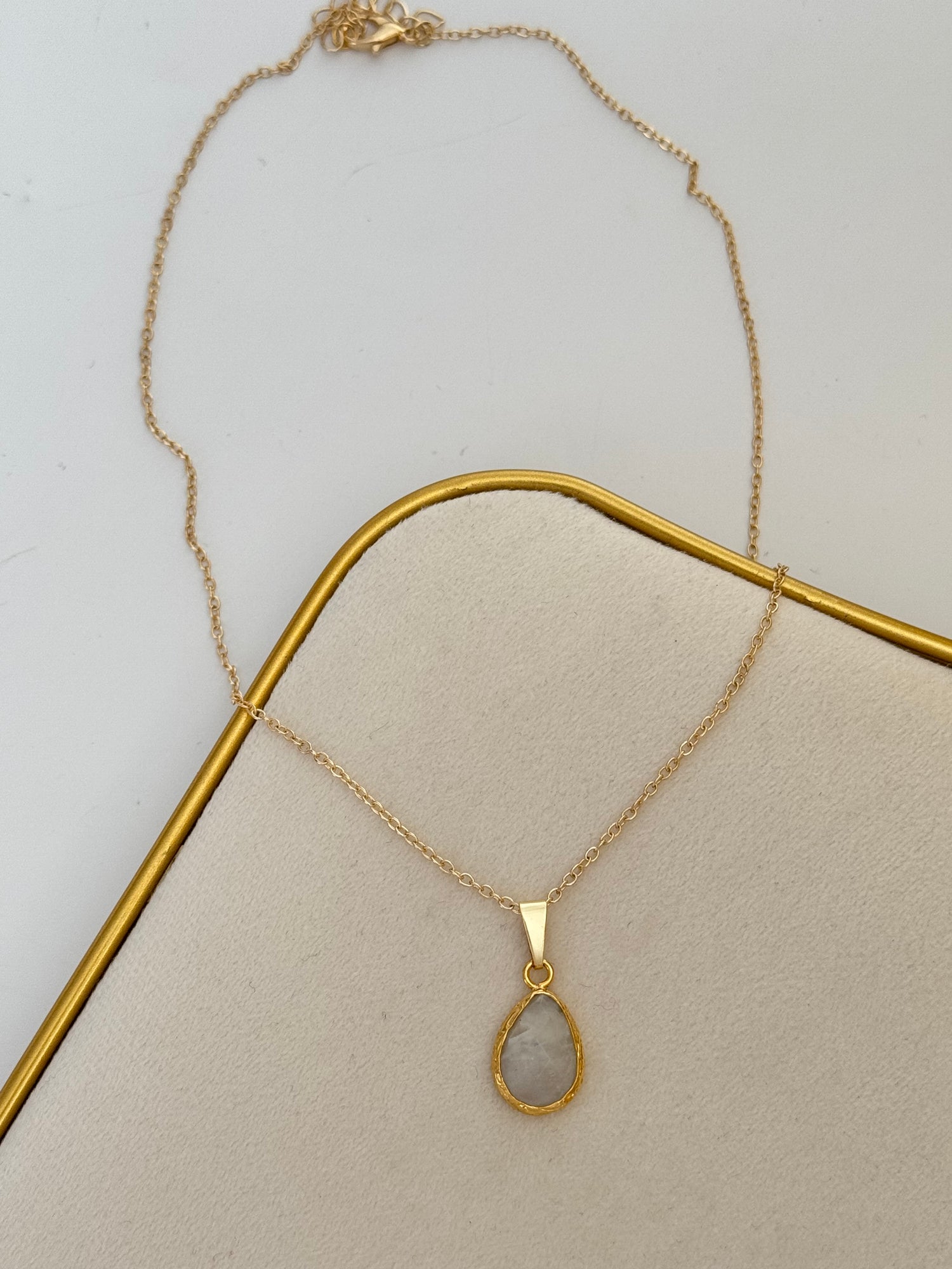 BEYAZ DOĞAL TAŞLI ALTIN KAPLAMA KOLYE