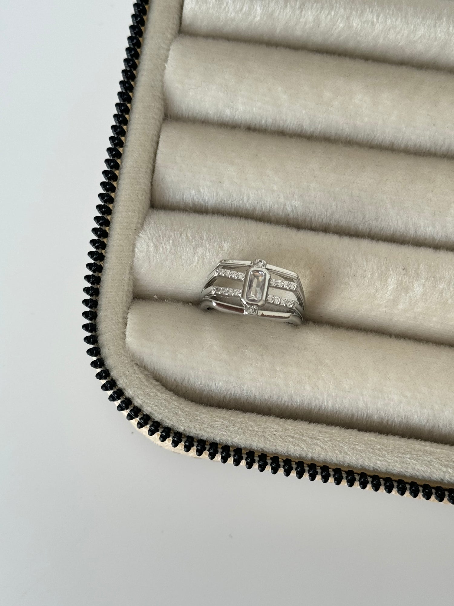 İTHAL BEYAZ TAŞLI SİLVER AYARLANABİLİR YÜZÜK