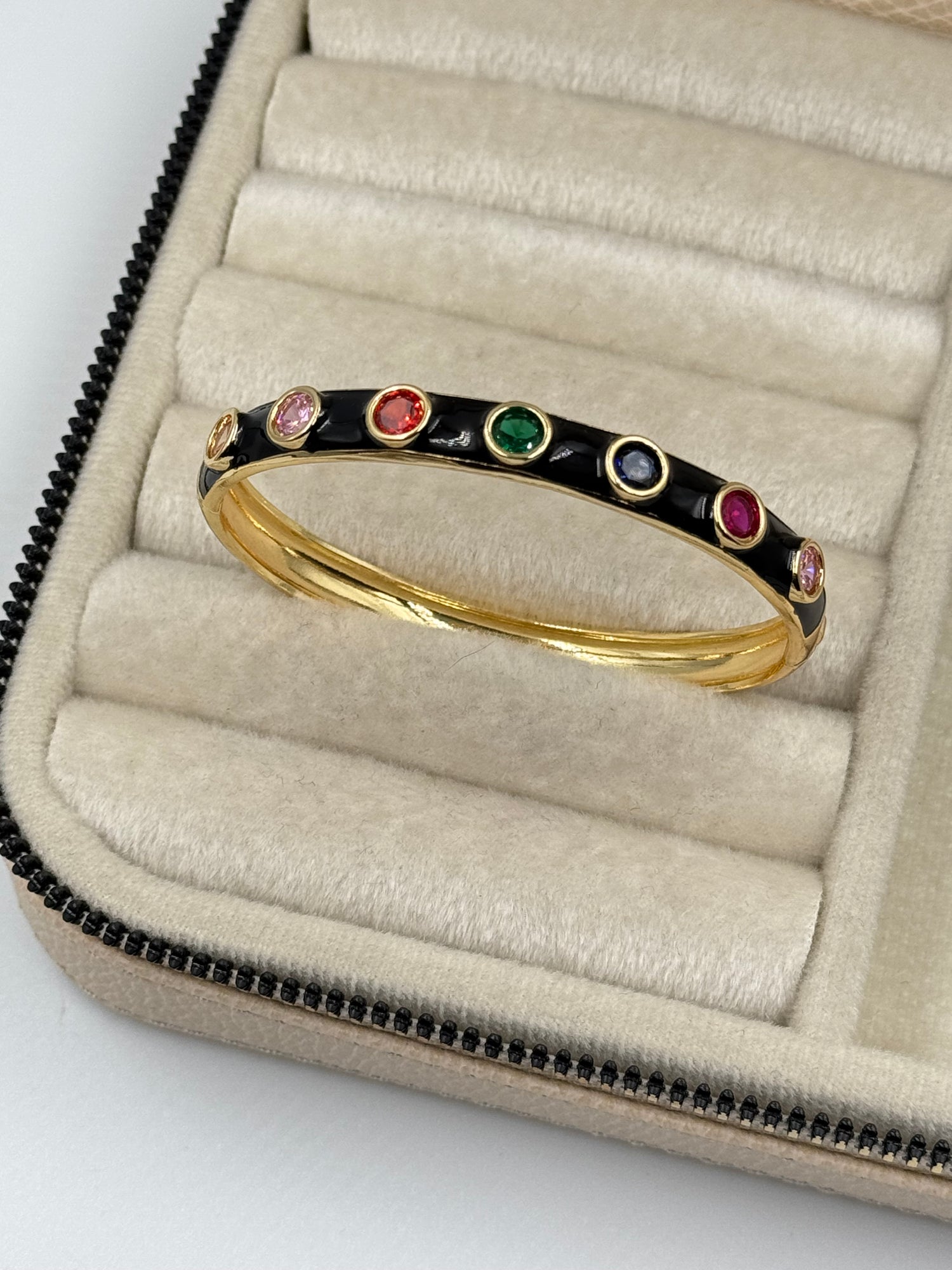 İTHAL SİYAH MİNELİ RENKLİ TAŞ DETAYLI GOLD KELEPÇE BİLEZİK