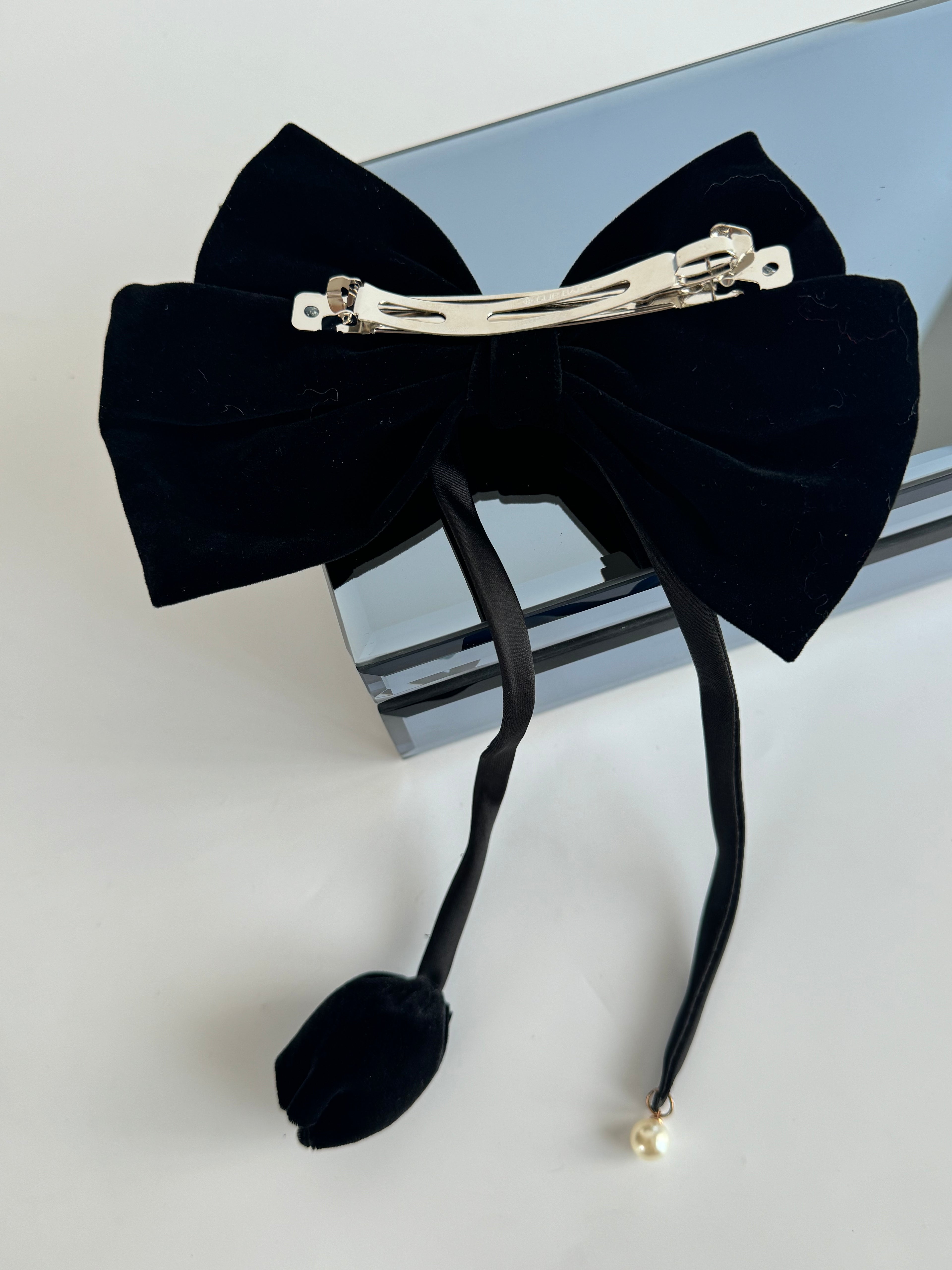 İTHAL TOMURCUK GÜL DETAYLI SİYAH FİYONKLU TOKA