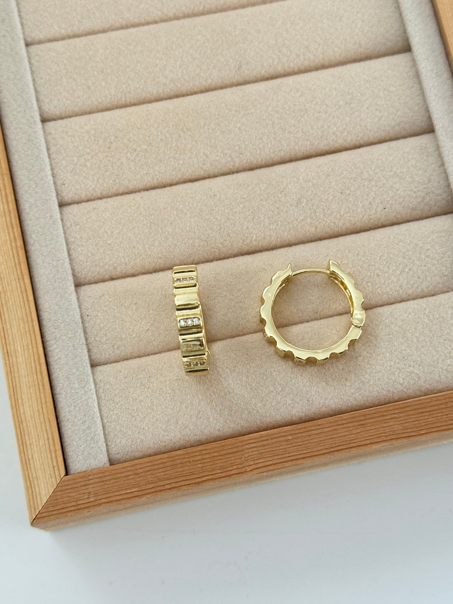 TİNE TIRTIK DETAYLI GOLD HALKA KÜPE