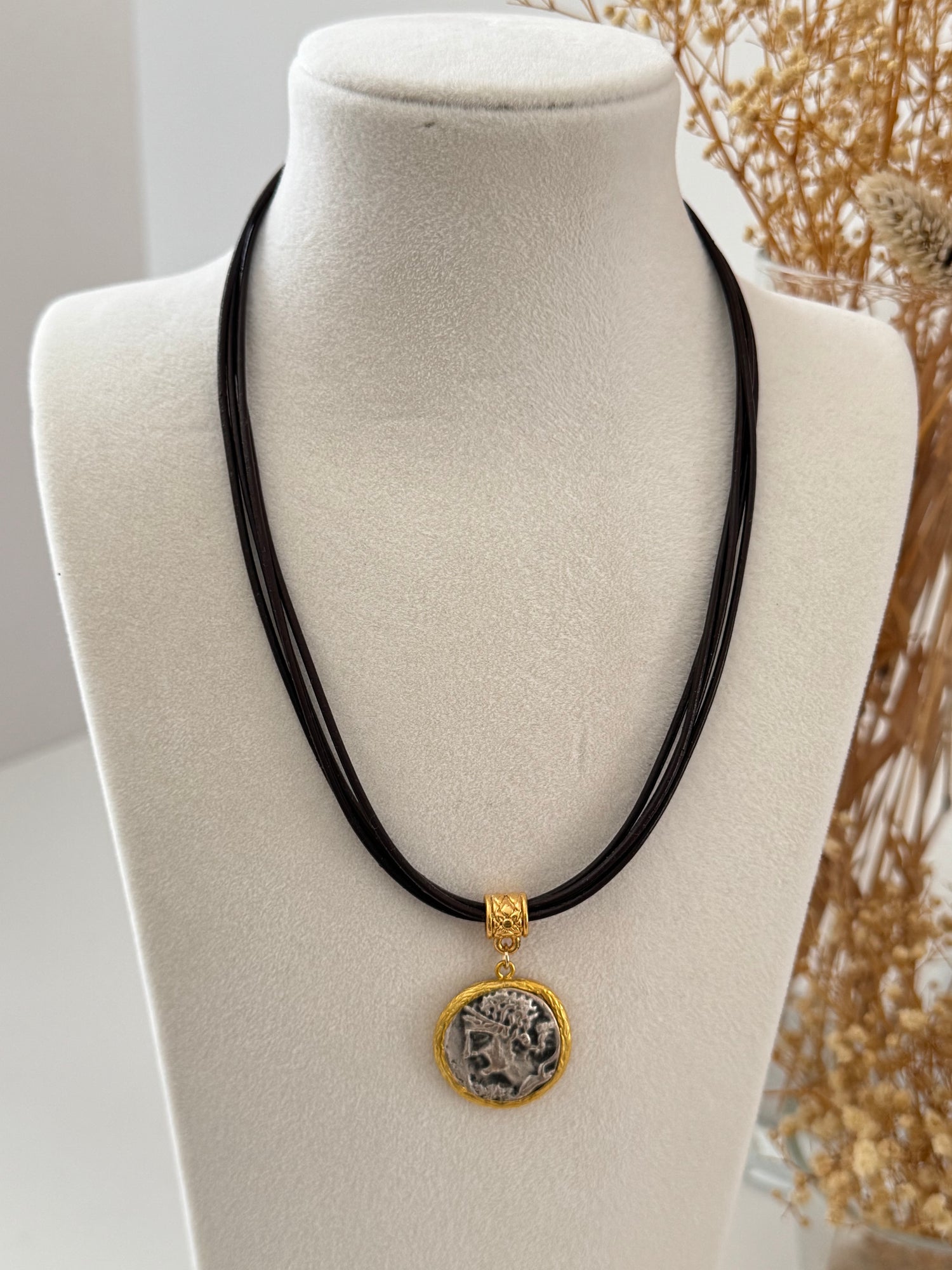 ANTİK DESENLİ DERİ İPLİ ALTIN KAPLAMA KOLYE