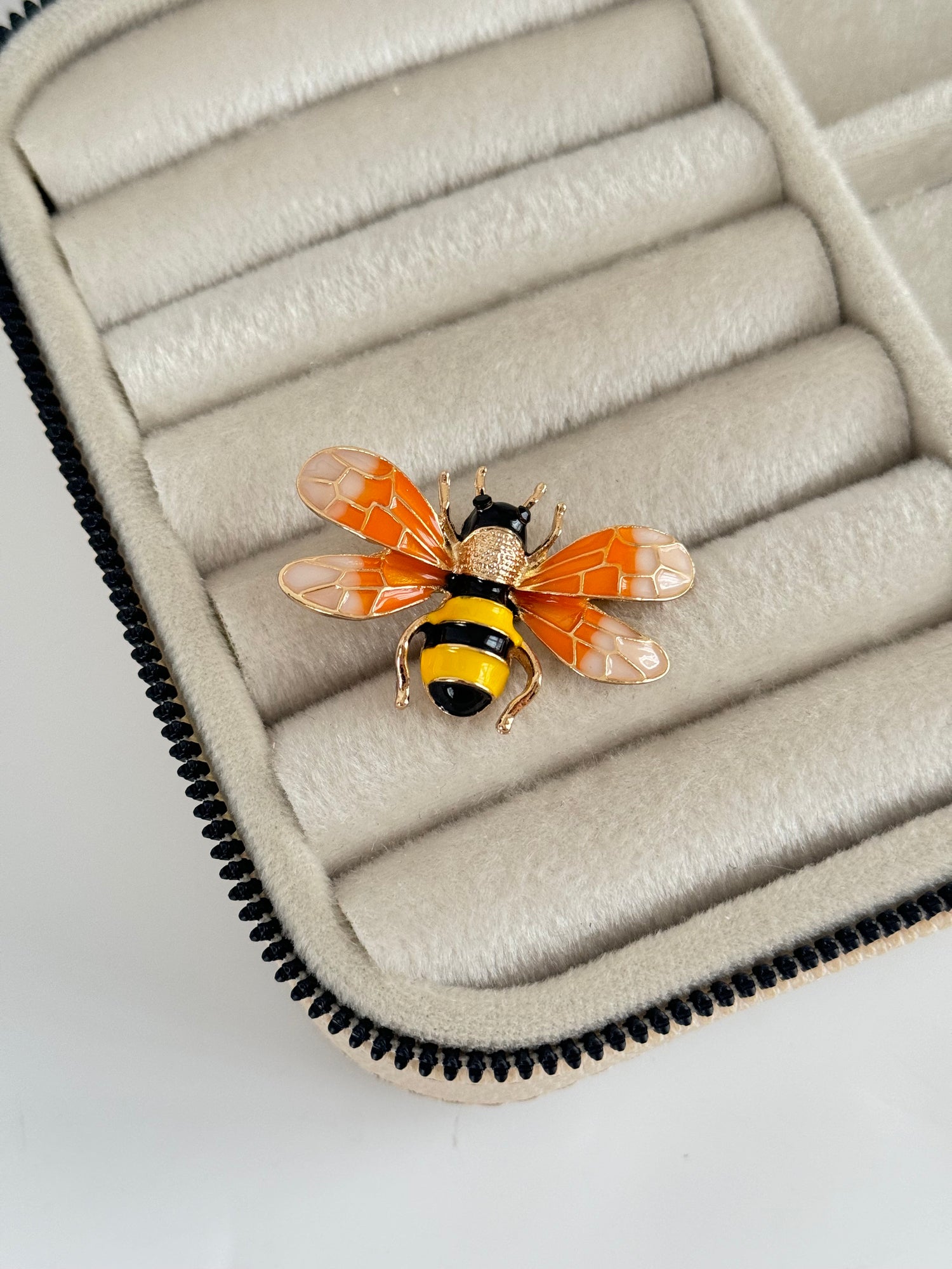 İTHAL ARI DETAYLI BROŞ