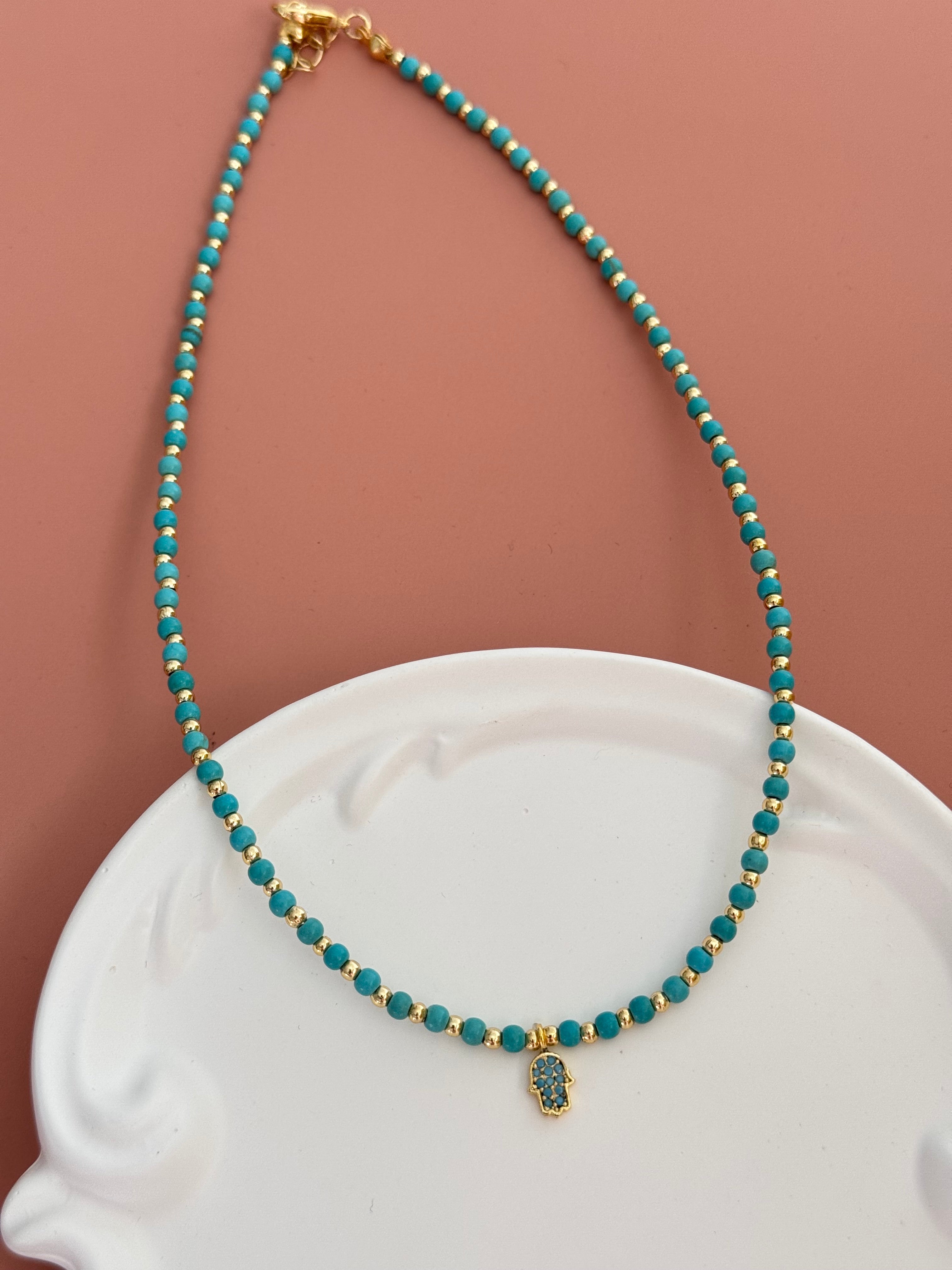 SUNA FATİMA ANA ELİ MAVİ BONCUKLU ALTIN KAPLAMA DETAYLI KOLYE