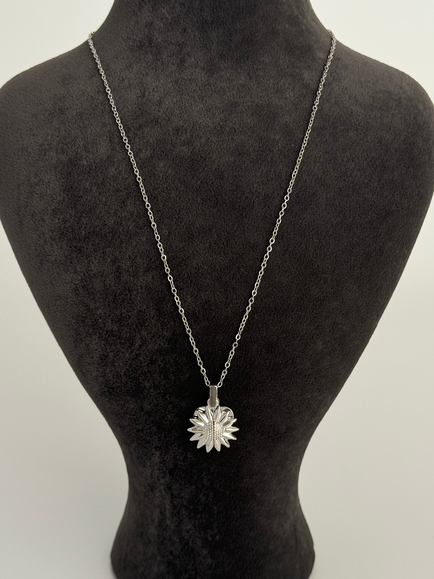 ÇİÇEKLİ AÇILABİLİR KALP DETAYLI SİLVER ÇELİK KOLYE