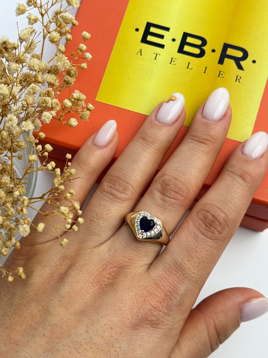 İTHAL SİYAH TAŞ DETAYLI KALPLİ GOLD AYARLANABİLİR YÜZÜK