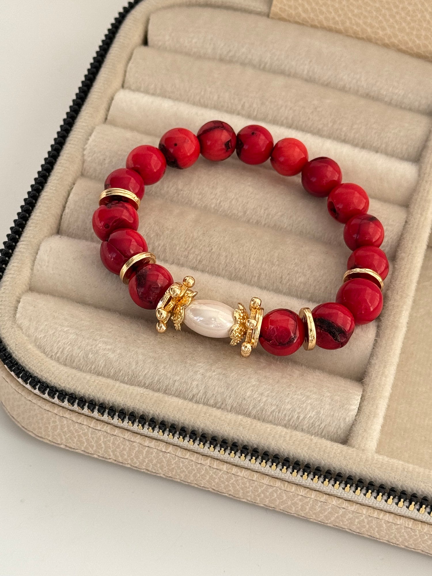 NADİA KIRMIZI DOĞAL TAŞLI ALTIN KAPLAMA LASTİK BİLEKLİK