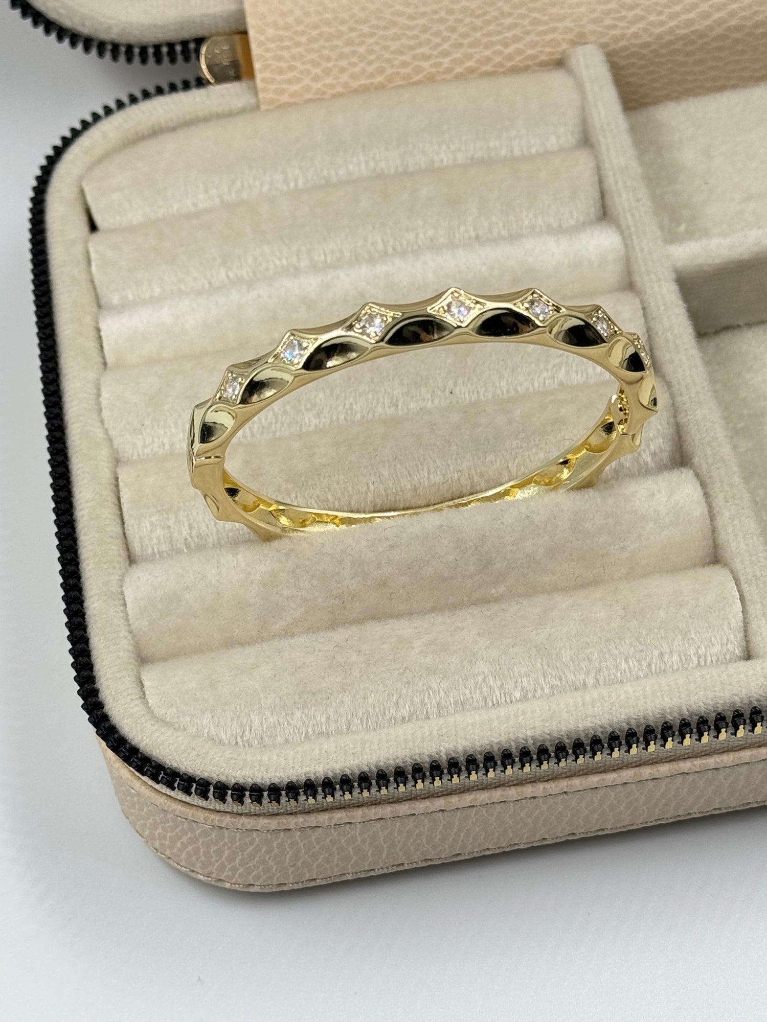 İTHAL ÜÇGEN TAŞ DETAYLI GOLD KELEPÇE BİLEZİK