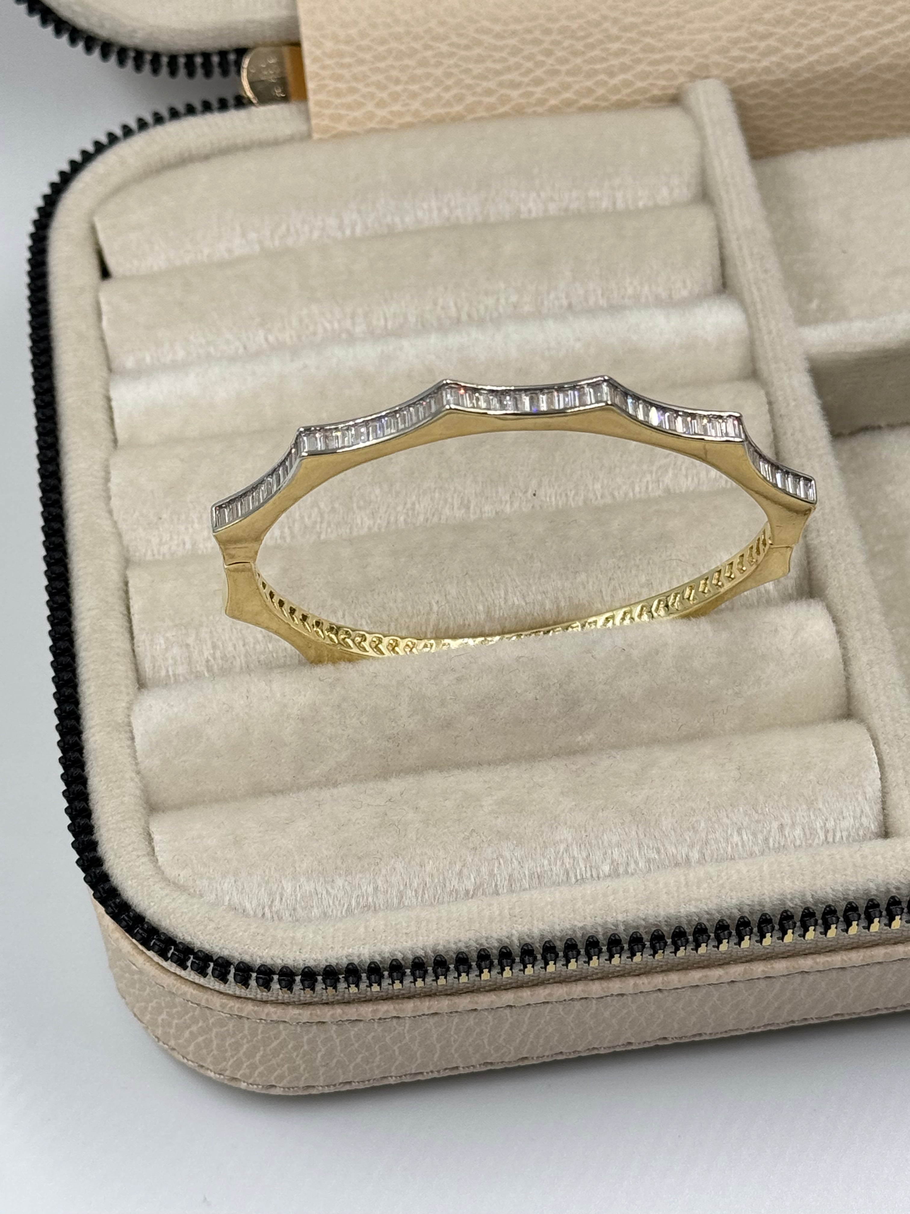 İTHAL DALGA DETAYLI TAŞLI GOLD KELEPÇE BİLEZİK