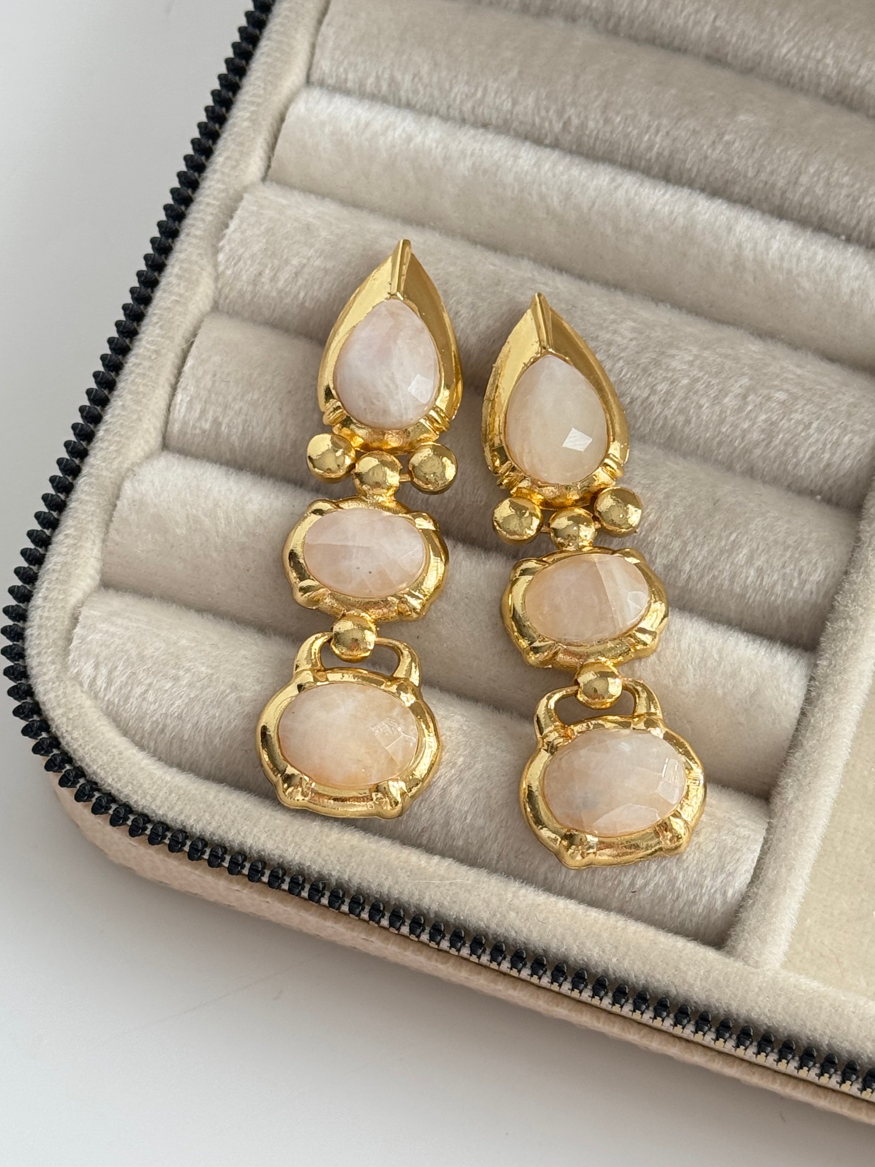 BEYAZ DOĞAL TAŞLI ALTIN KAPLAMA KÜPE