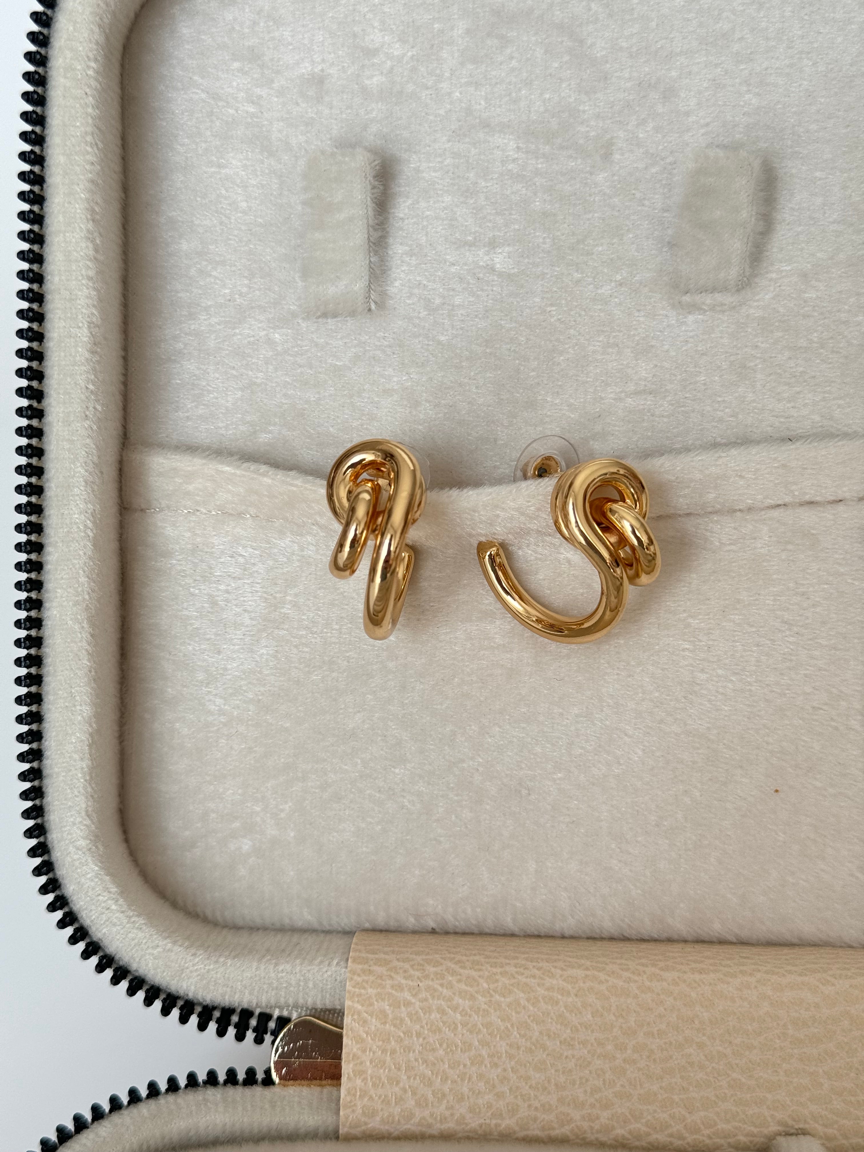 İTHAL DETAYLI GOLD HALKA KÜPE