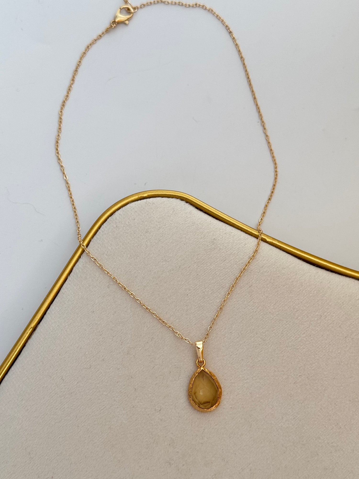 SARI DOĞAL TAŞLI ALTIN KAPLAMA KOLYE