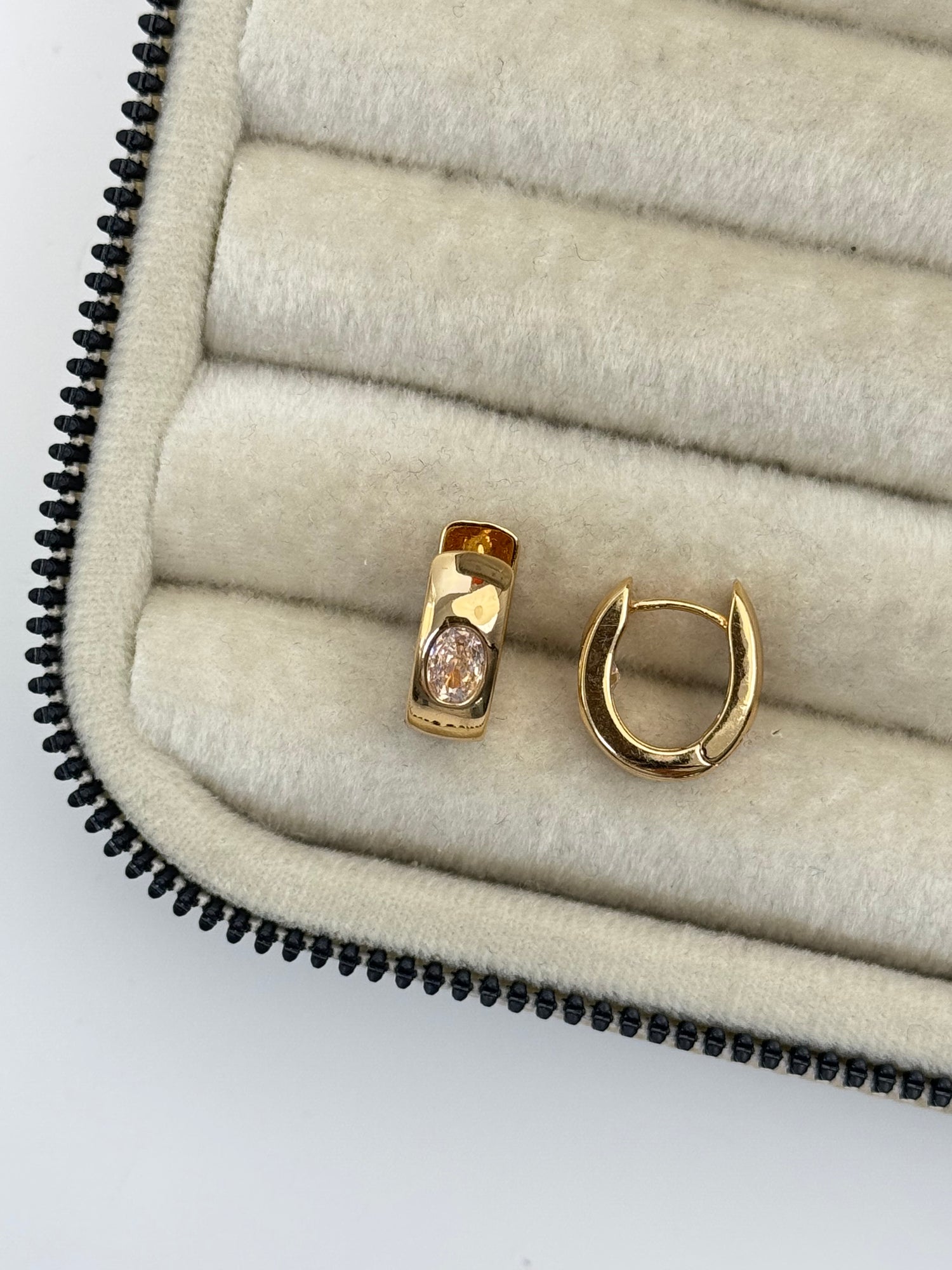 BEYAZ TAŞLI GOLD HALKA KÜPE