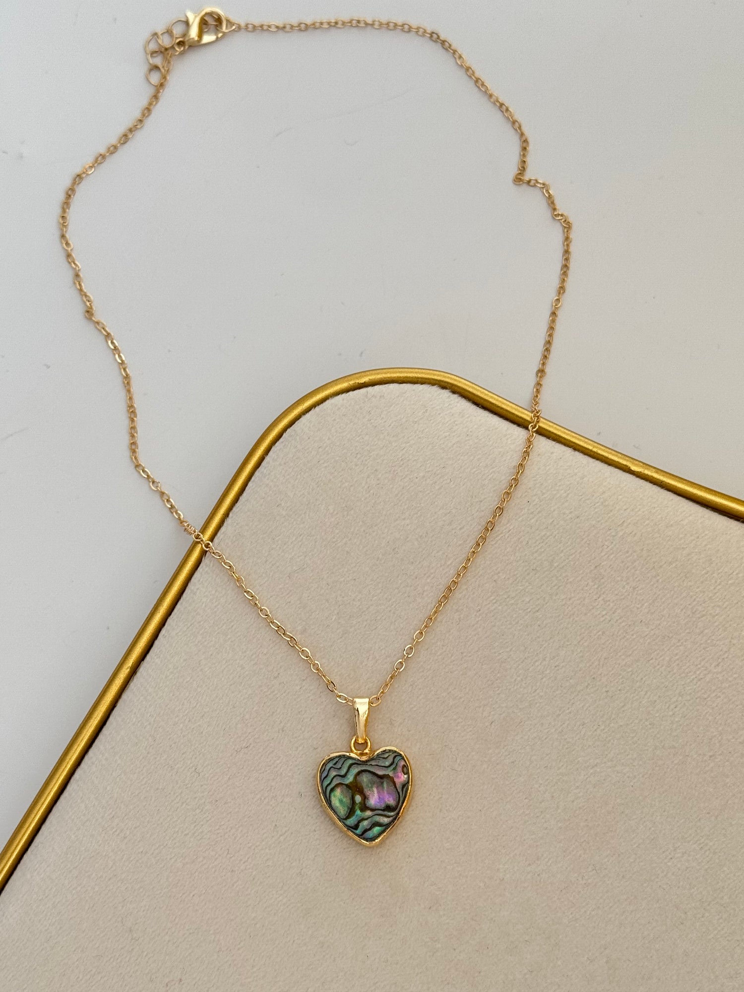 KALP DETAYLI DOĞAL TAŞLI ALTIN KAPLAMA KOLYE