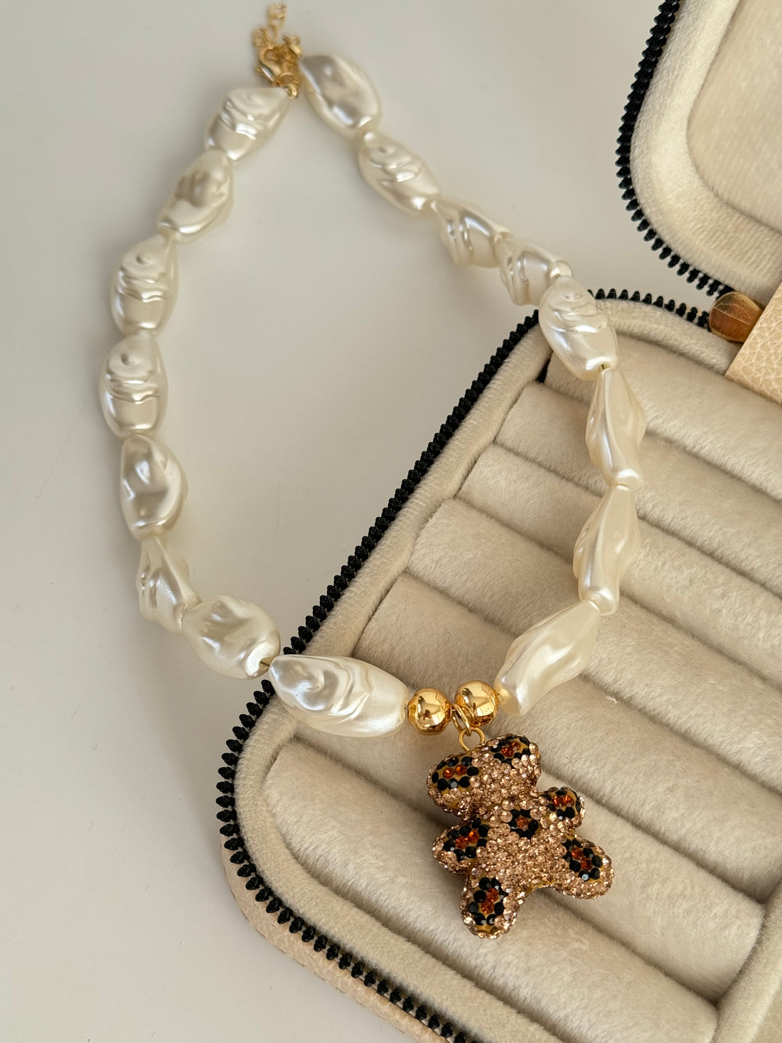 İTHAL İNCİLİ TEDY DETAYLI KOLYE