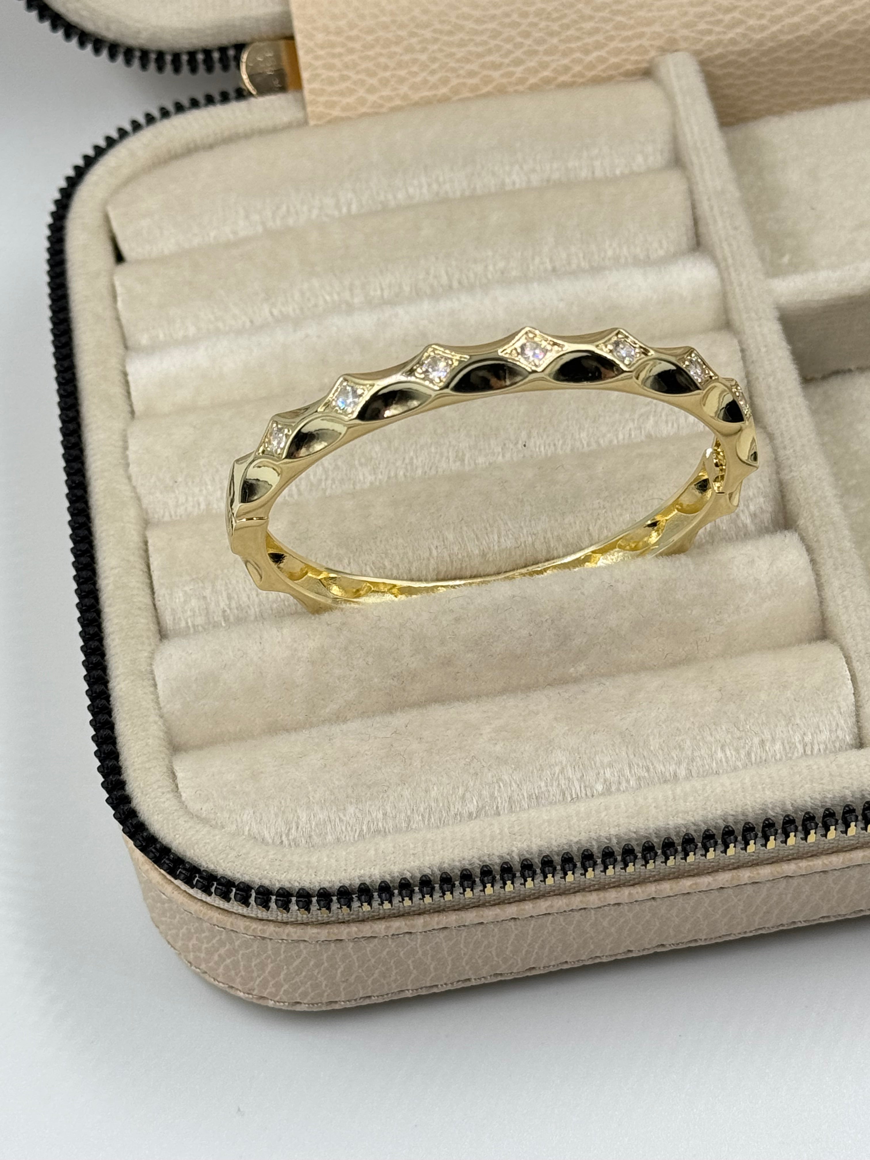 İTHAL ÜÇGEN TAŞ DETAYLI GOLD KELEPÇE BİLEZİK