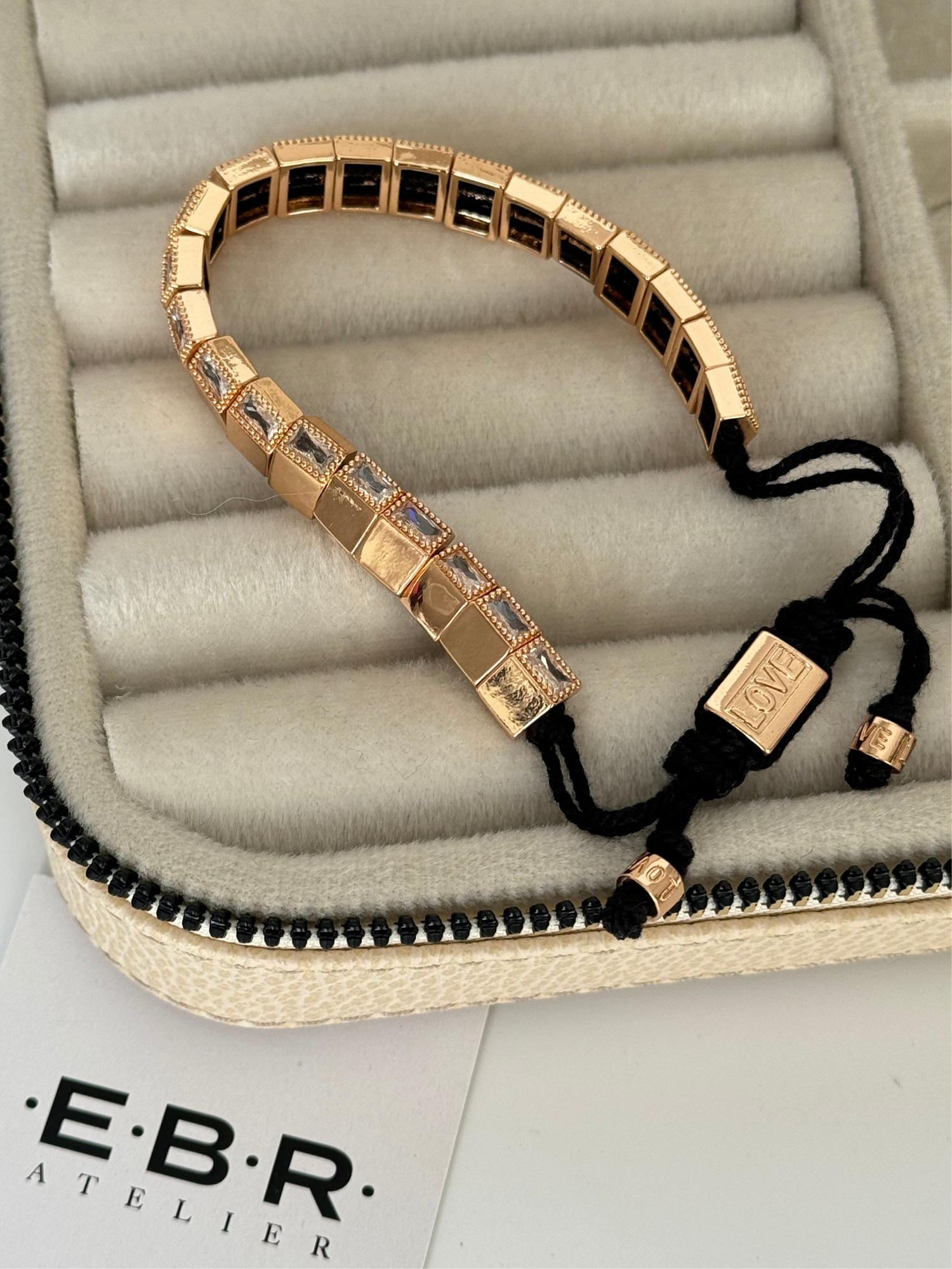 İTHAL TAŞ DETAYLI GOLD SİYAH İPLİ BİLEKLİK