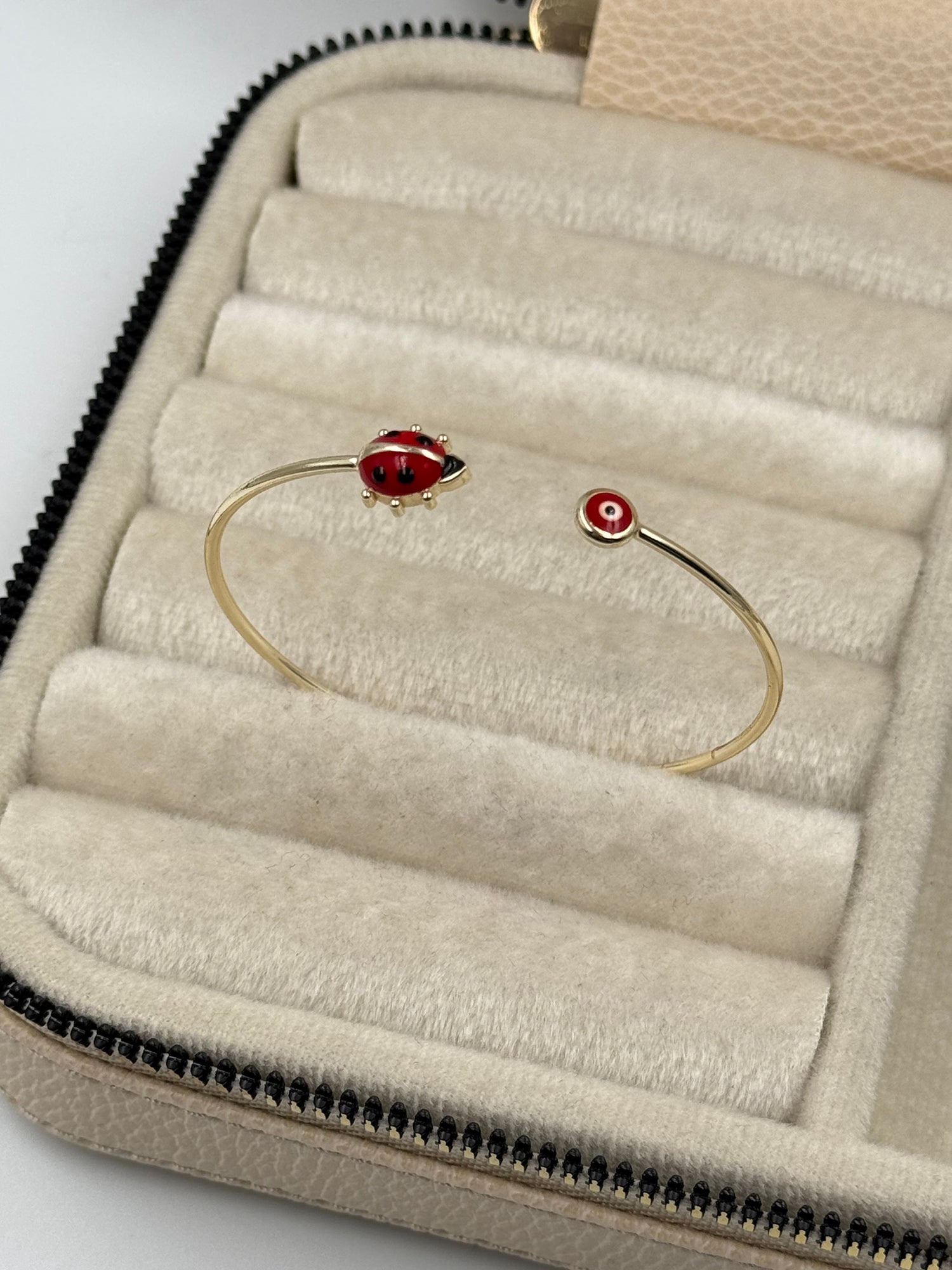 İTHAL UĞUR BÖCEĞİ DETAYLI NAZAR BONCUKLU GOLD KELEPÇE BİLEZİK