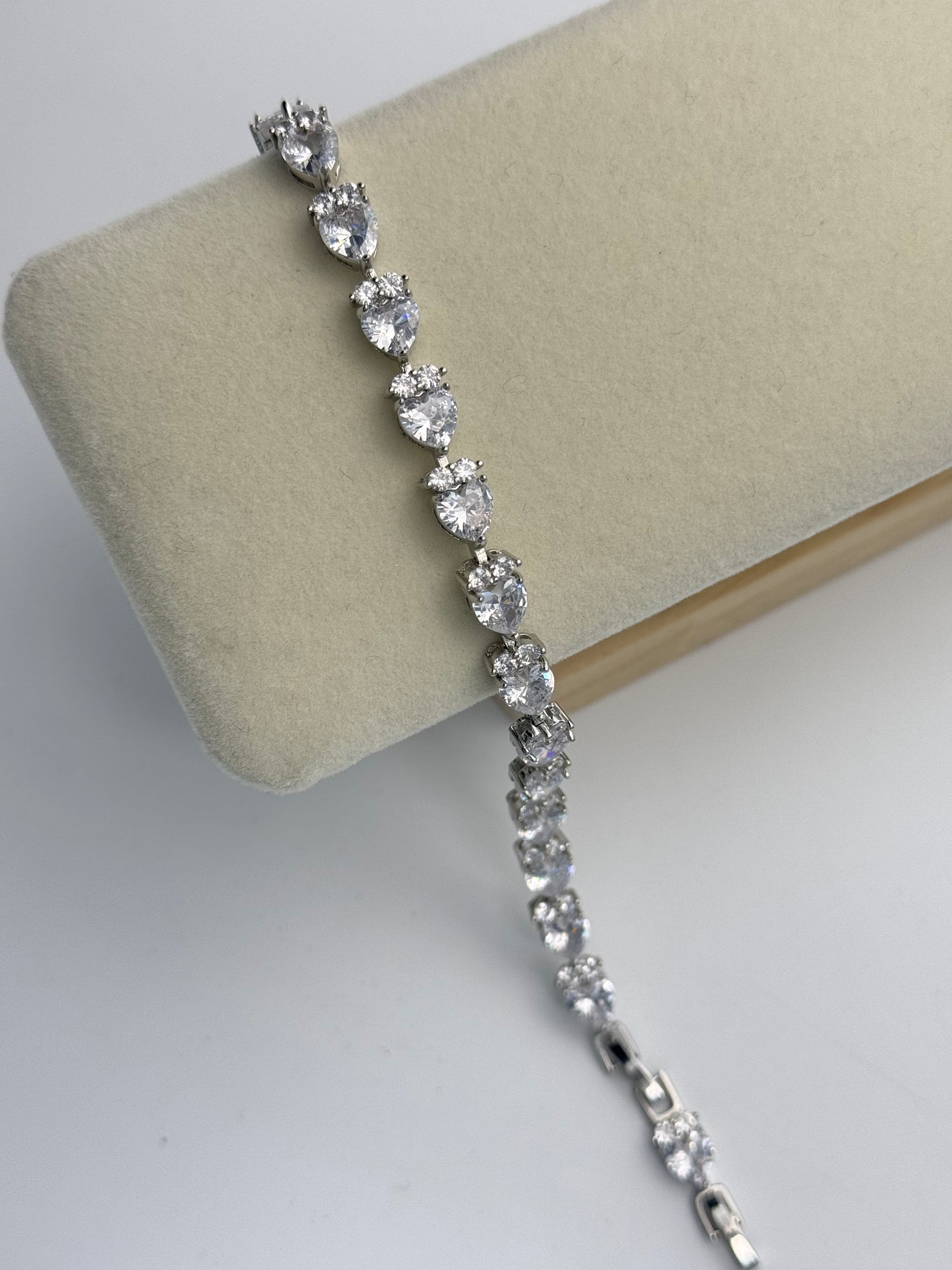 İTHAL ZİRKON TAŞLI ÇİLEK DETAYLI BİLEKLİK