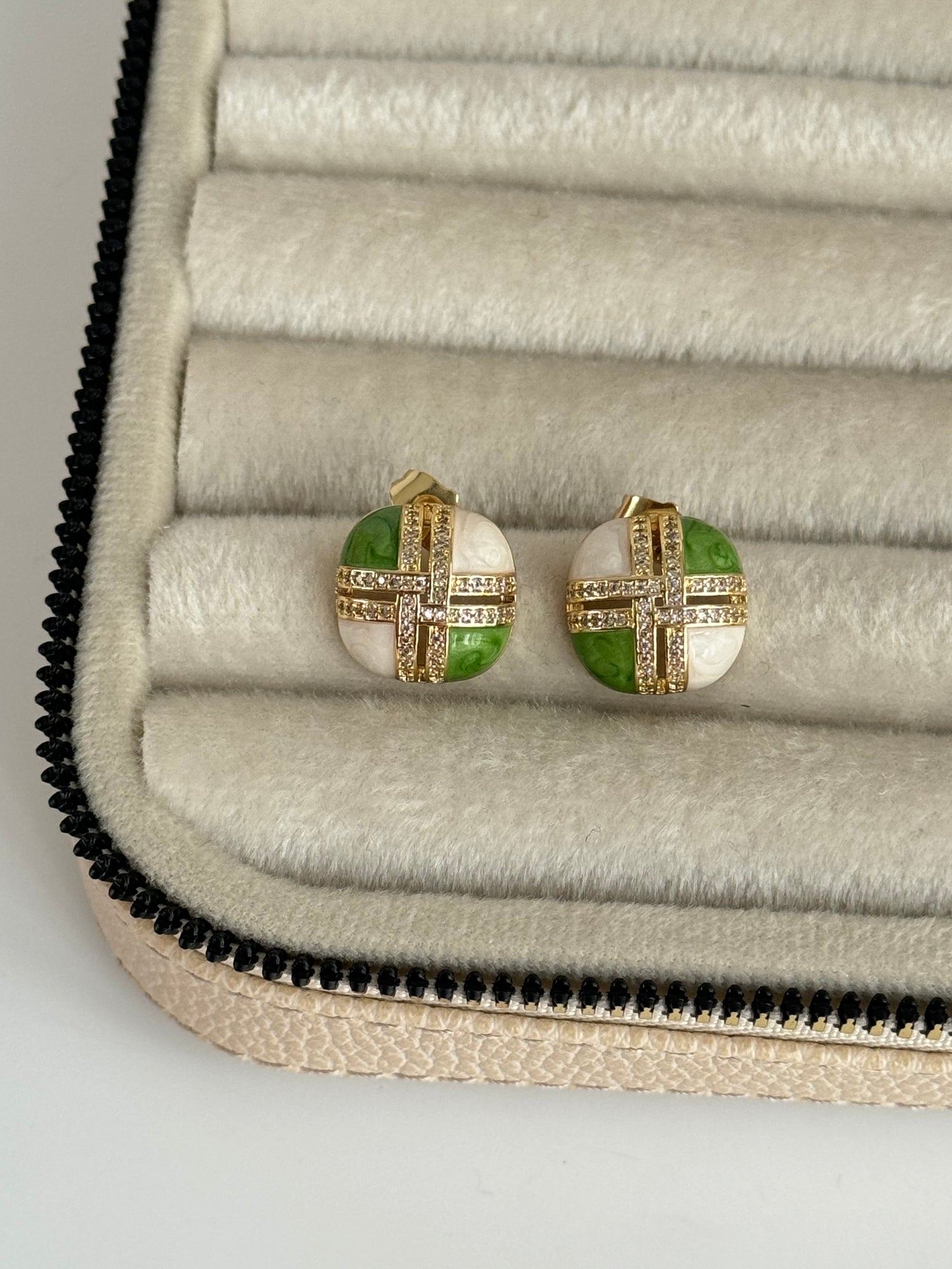 İTHAL YEŞİL MİNELİ TOP KÜPE