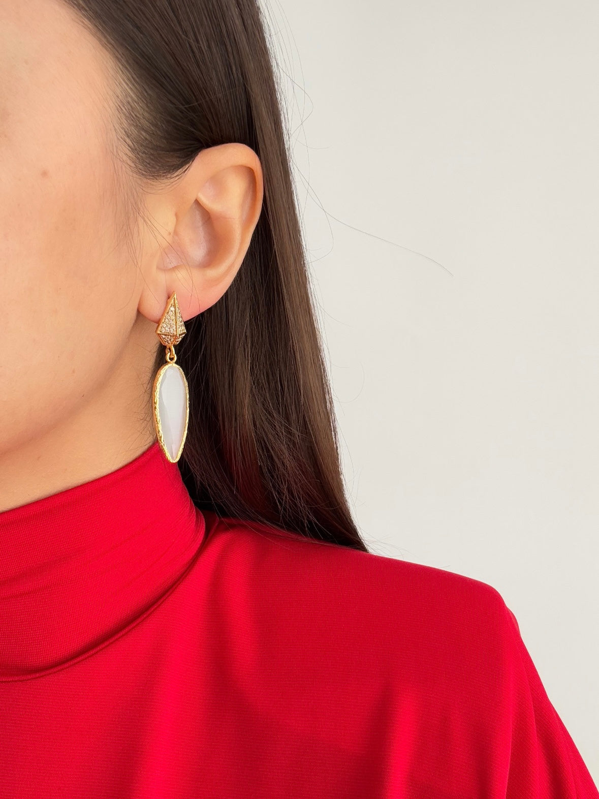 DOĞAL TAŞ DETAYLI ZİRKON TAŞLI ALTIN KAPLAMA KÜPE