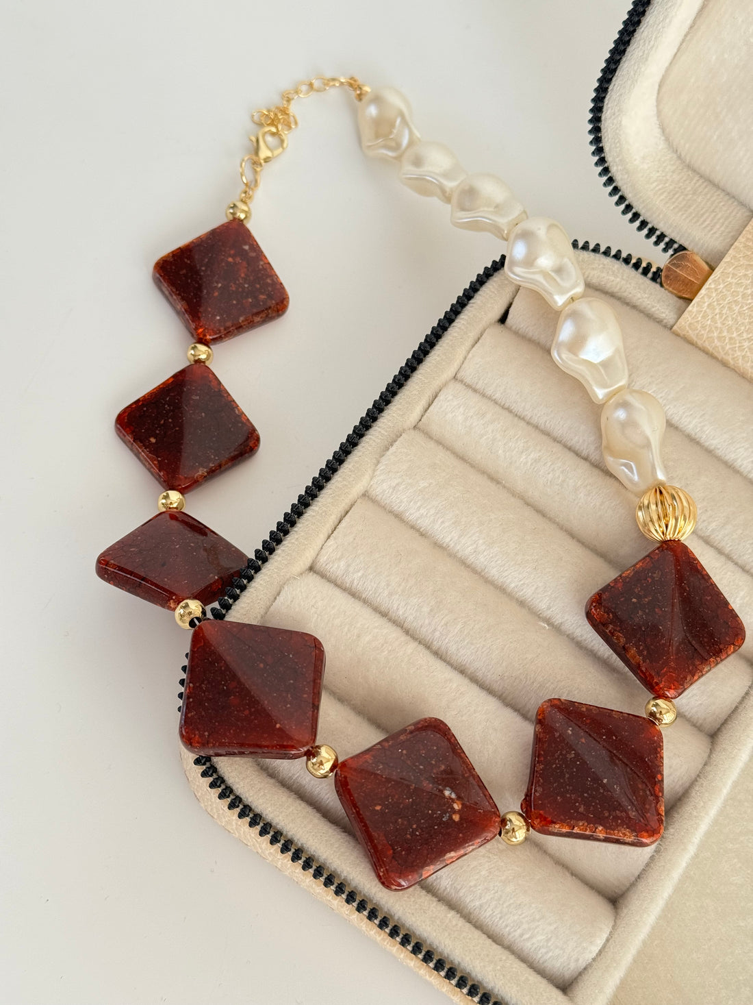 İTHAL KAHVERENGİ ÜÇGEN DETAYLI İNCİLİ KOLYE