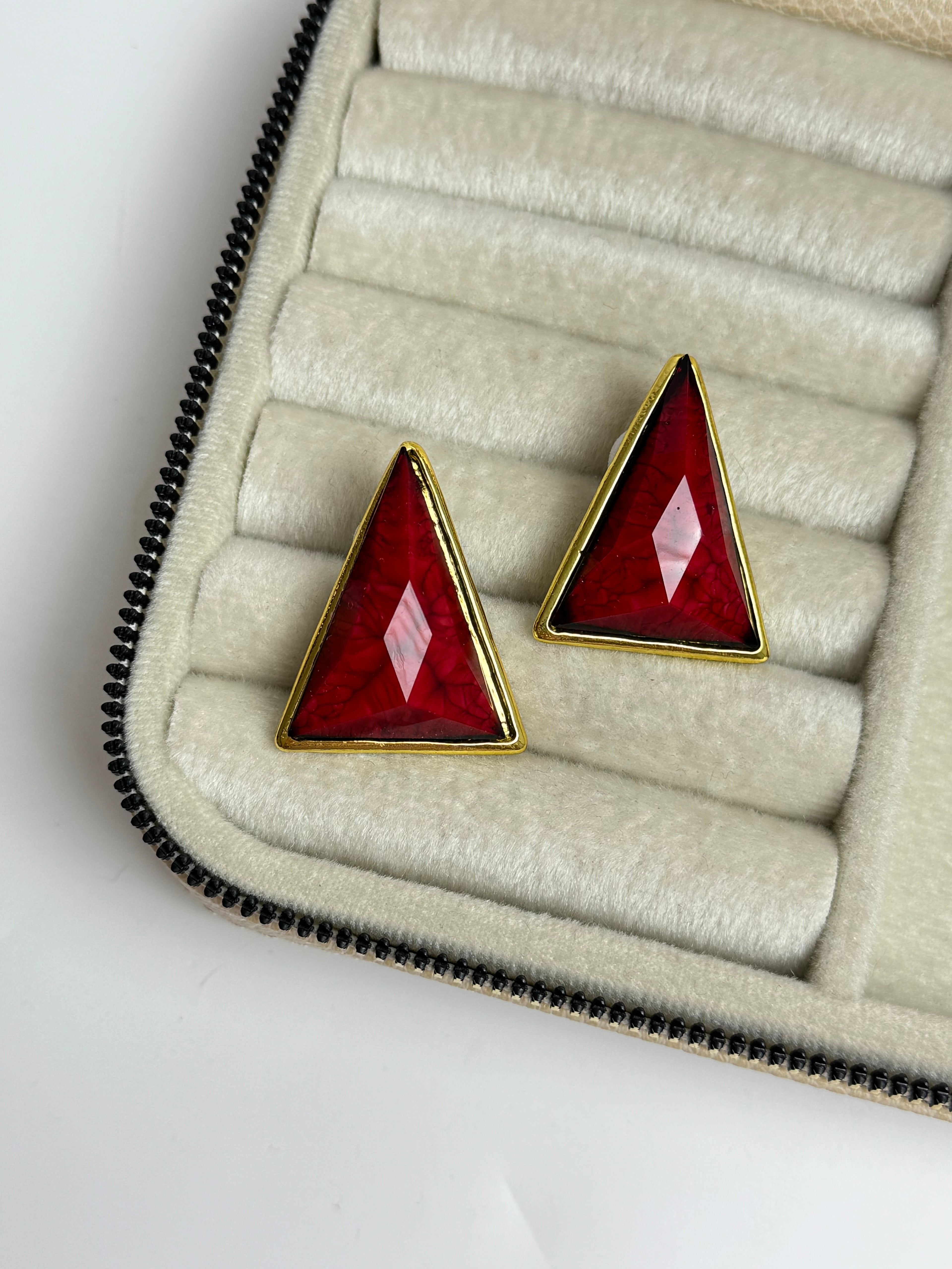 İTHAL ÜÇGEN BORDO MARKA MODEL KÜPE