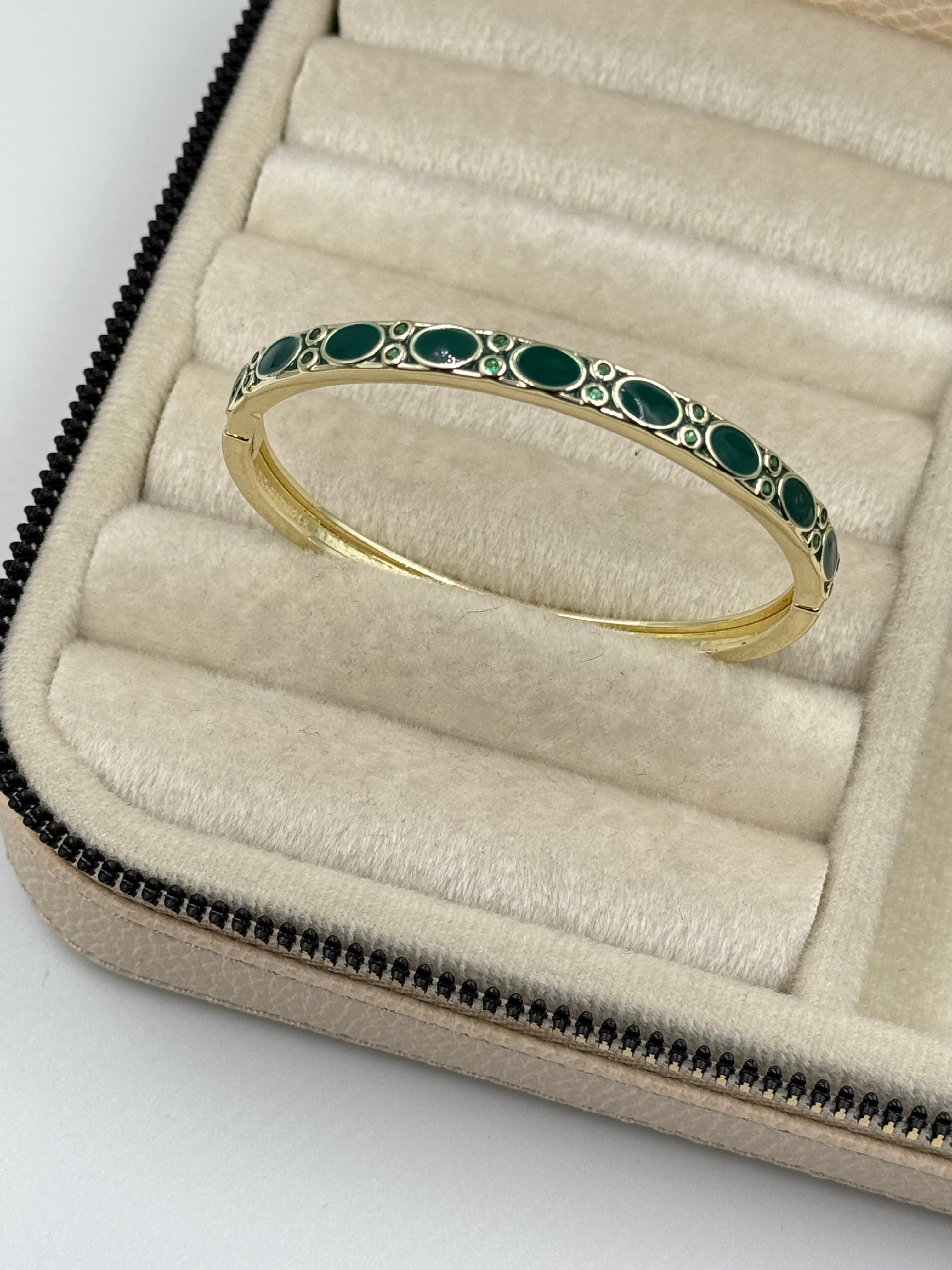 İTHAL YEŞİL MİNELİ TAŞ DETAYLI GOLD KELEPÇE BİLEZİK