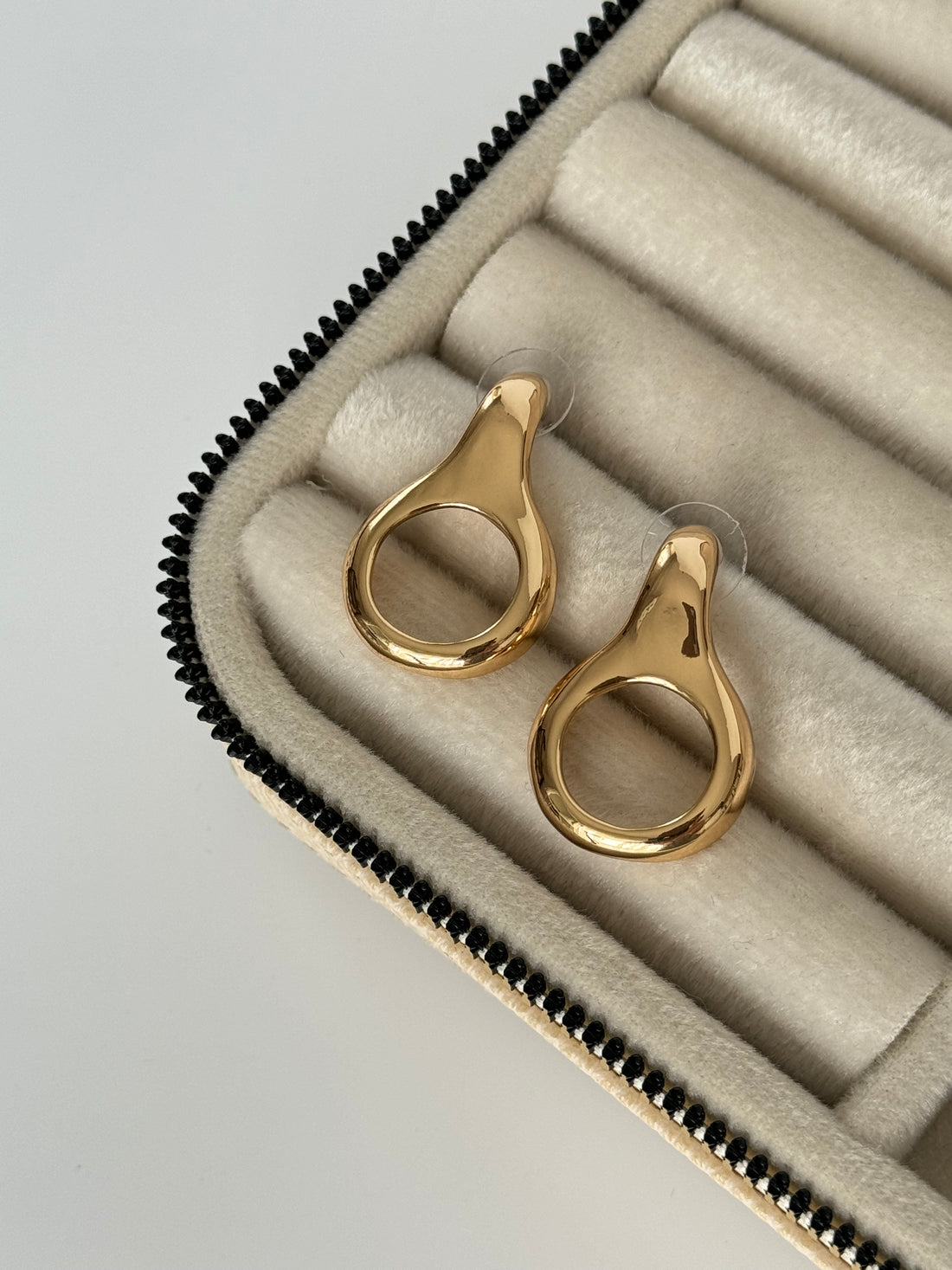 İTHAL DETAYLI GOLD KÜPE