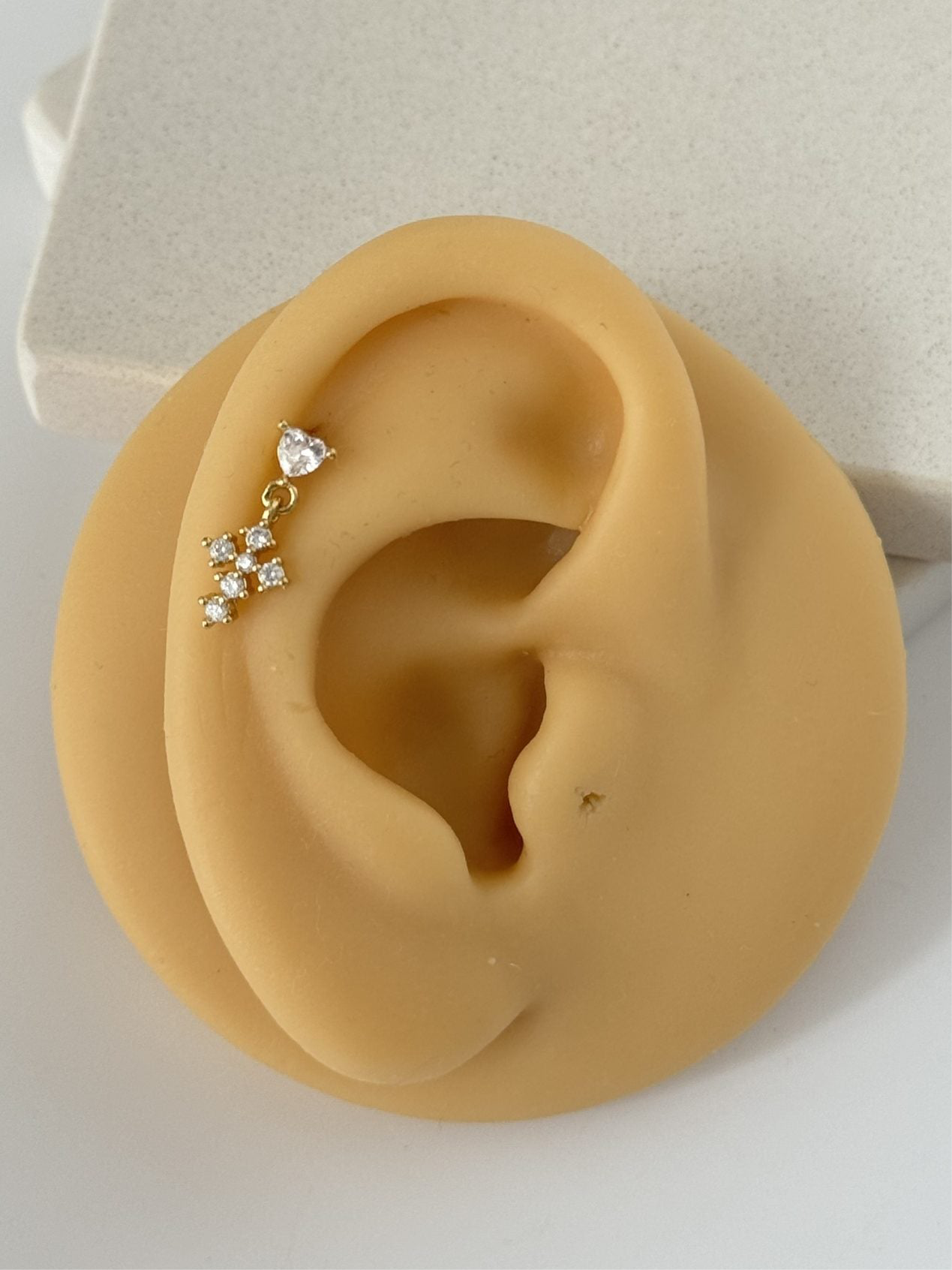TAŞLI SALLANTILI TRAGUS PİERCİNG