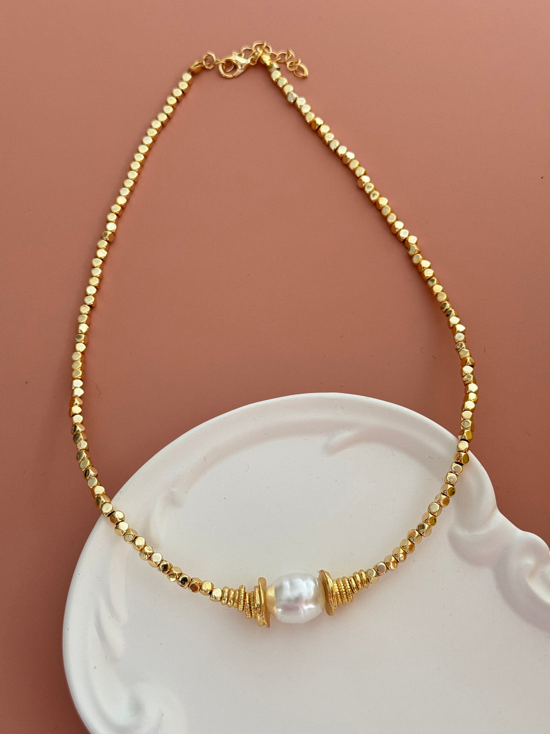 İTHAL İNCİ DETAYLI GOLD KÜP KOLYE