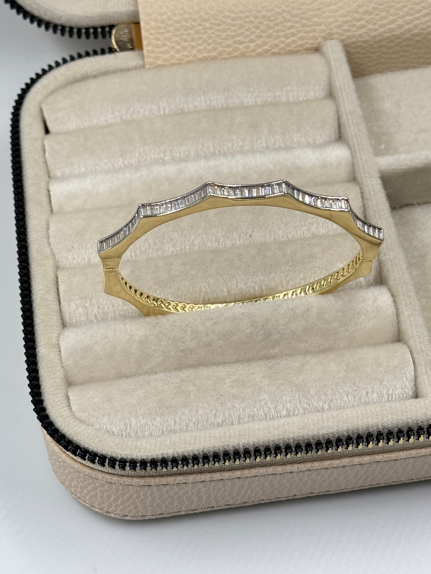 İTHAL DALGA DETAYLI TAŞLI GOLD KELEPÇE BİLEZİK