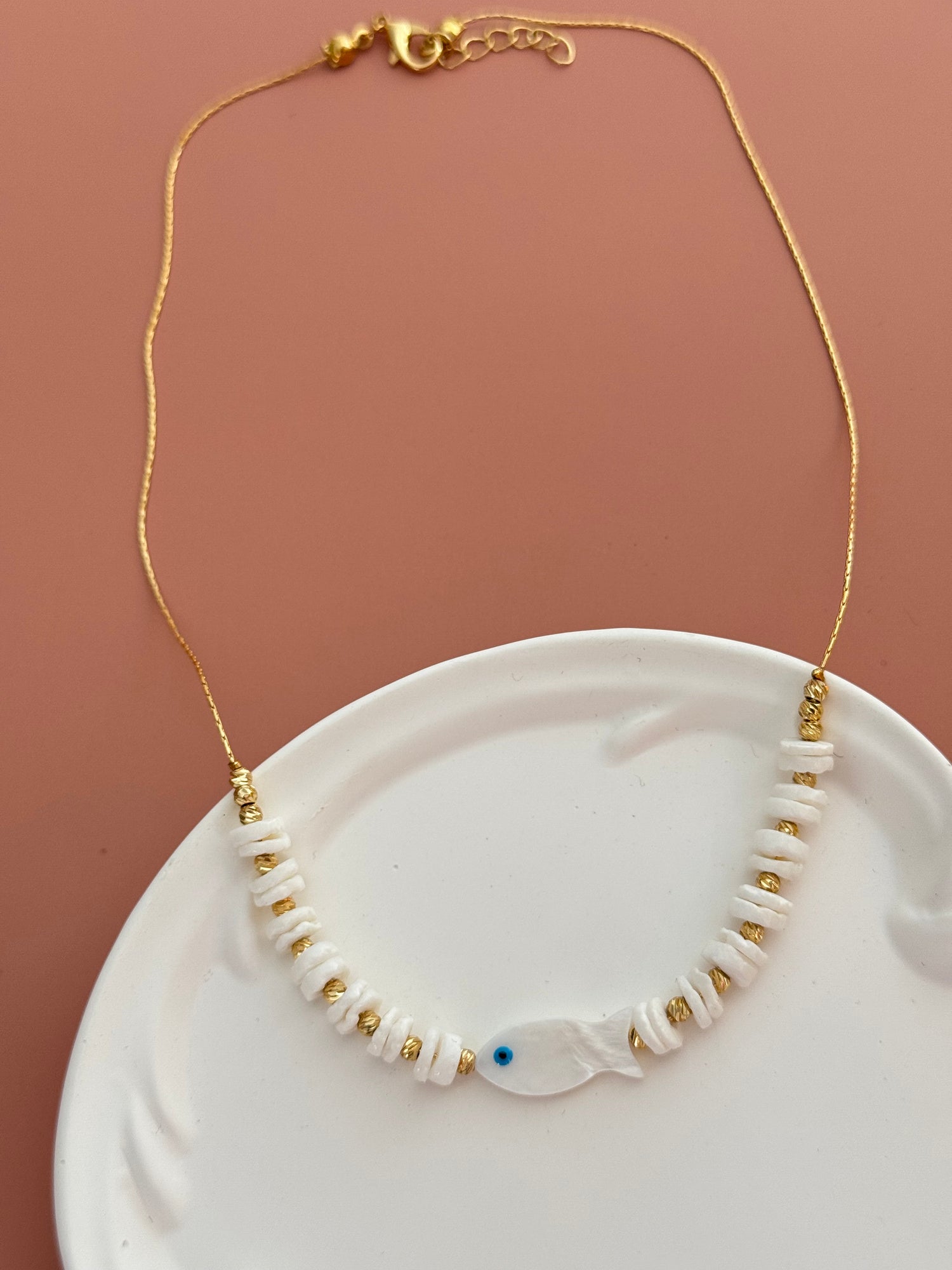 TARU BALIKLI GERÇEK SEDEF TAŞLI ALTIN KAPLAMA DETAYLI KOLYE