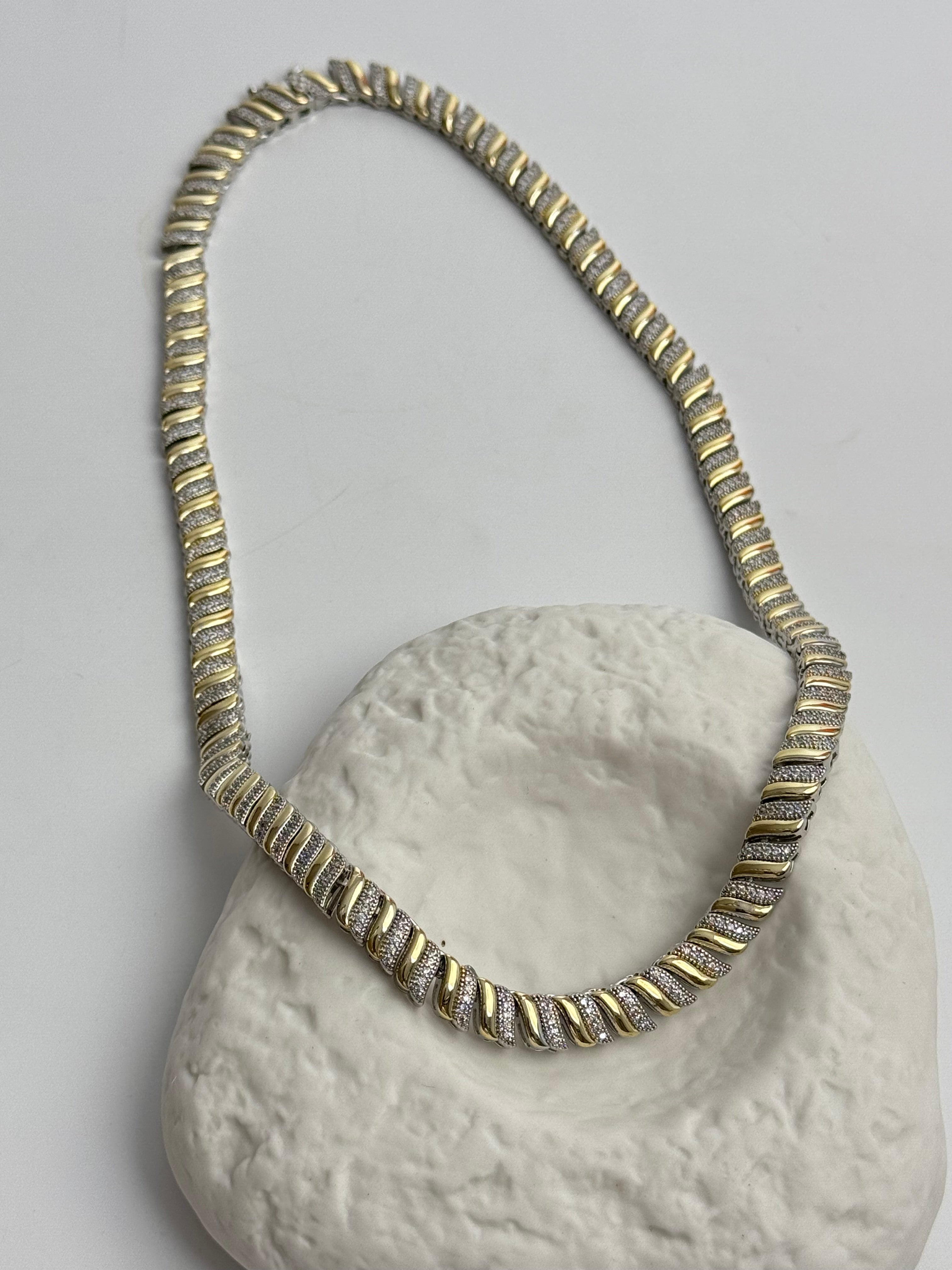 İTHAL SARMAL DETAYLI TAŞLI GOLD KOLYE