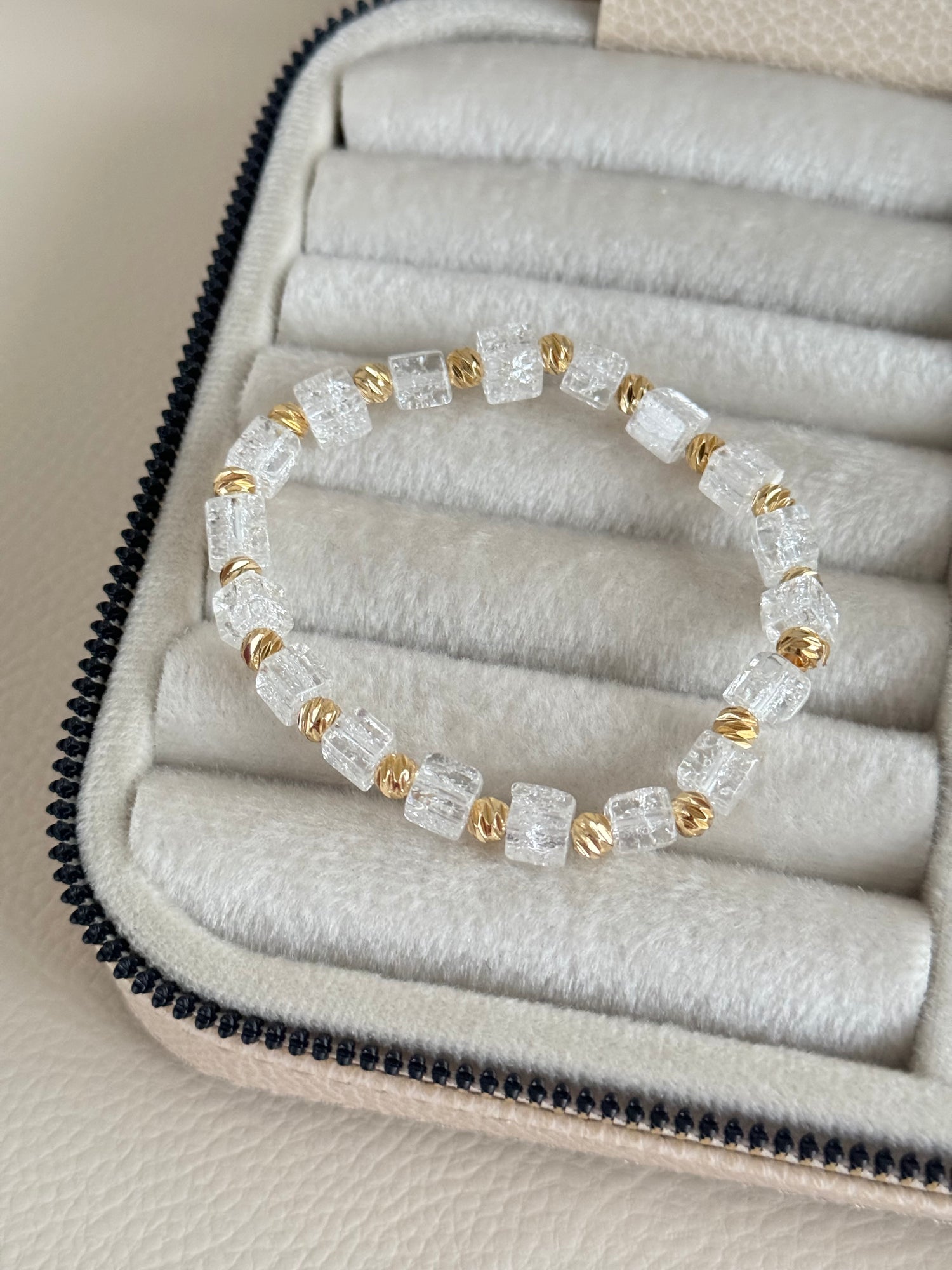 KRİSTAL CAM BONCUKLU ALTIN KAPLAMA DORİKA DETAYLI BİLEKLİK