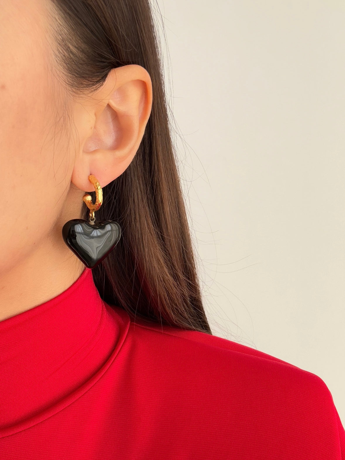 SİYAH KALPLİ CAM BONCUK DETAYLI ALTIN KAPLAMA KÜPE