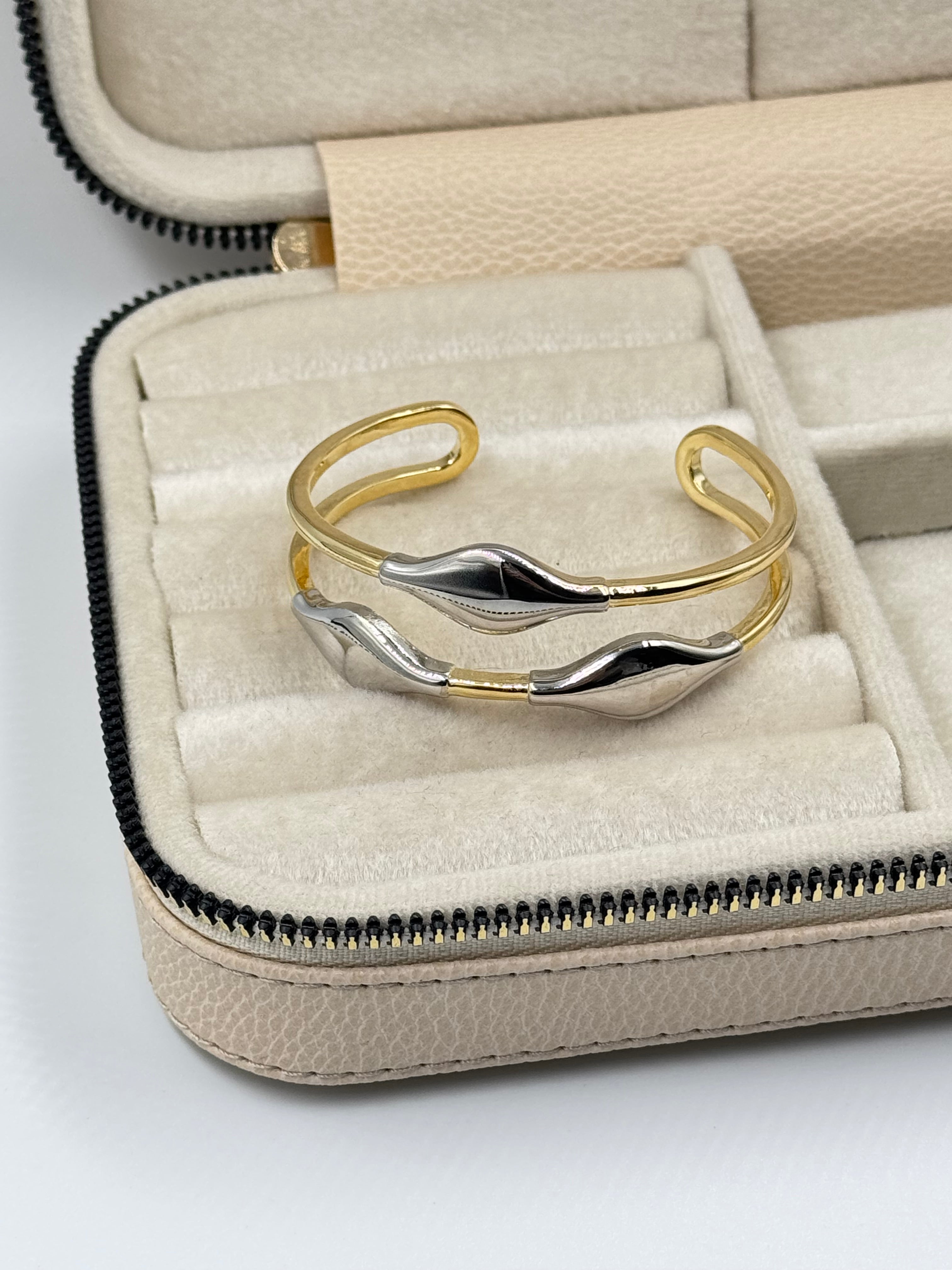 İTHAL SİLVER ASİMETRİK DETAYLI GOLD KELEPÇE BİLEZİK