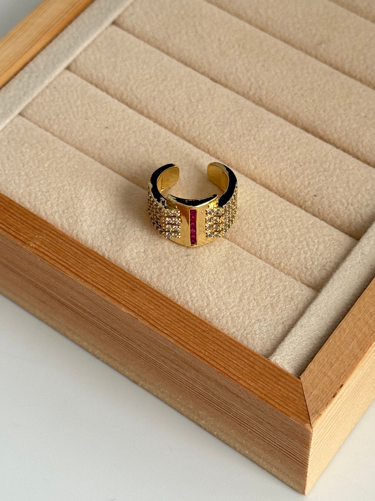 VİNA FUŞYA TAŞ DETAYLI GOLD KIKIRDAK KÜPE EARCUFF